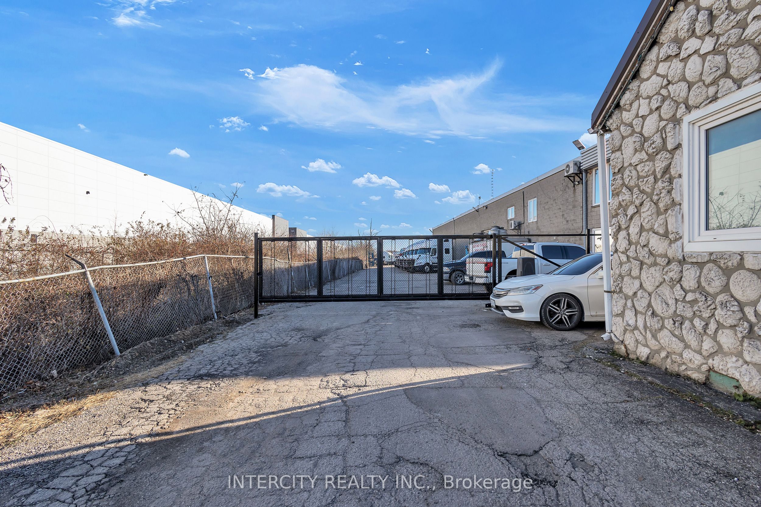 2568 Royal Windsor Drive Property Photo 10