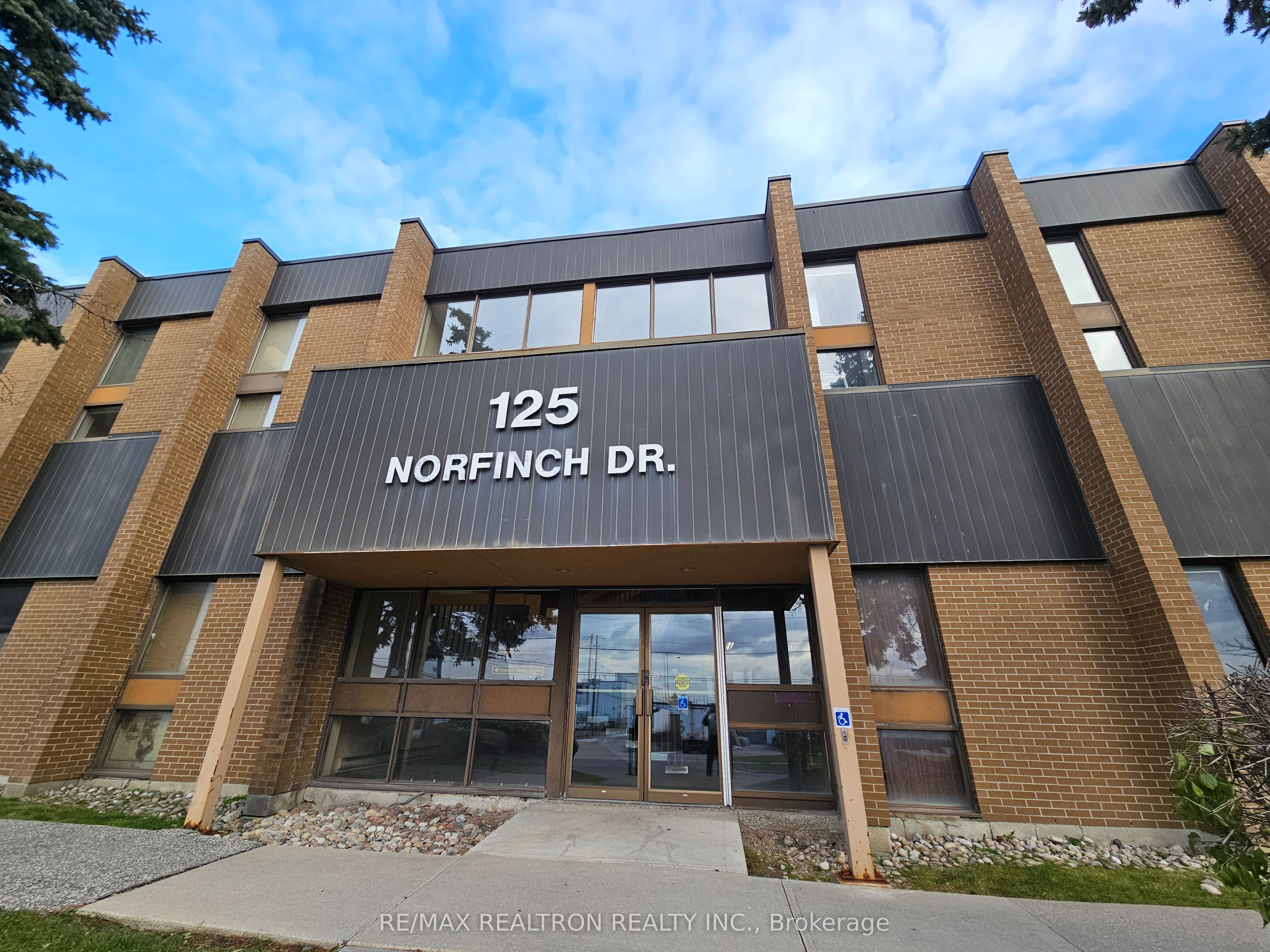 #212/214 - 125 Norfinch Drive Property Photo 1
