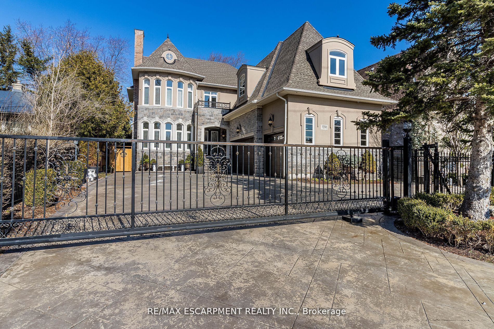 729 Queensway Property Photo 3