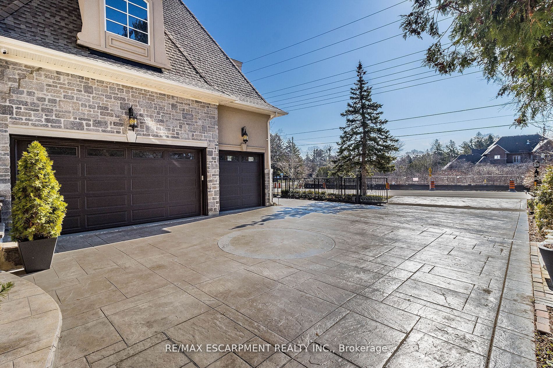 729 Queensway Property Photo 5