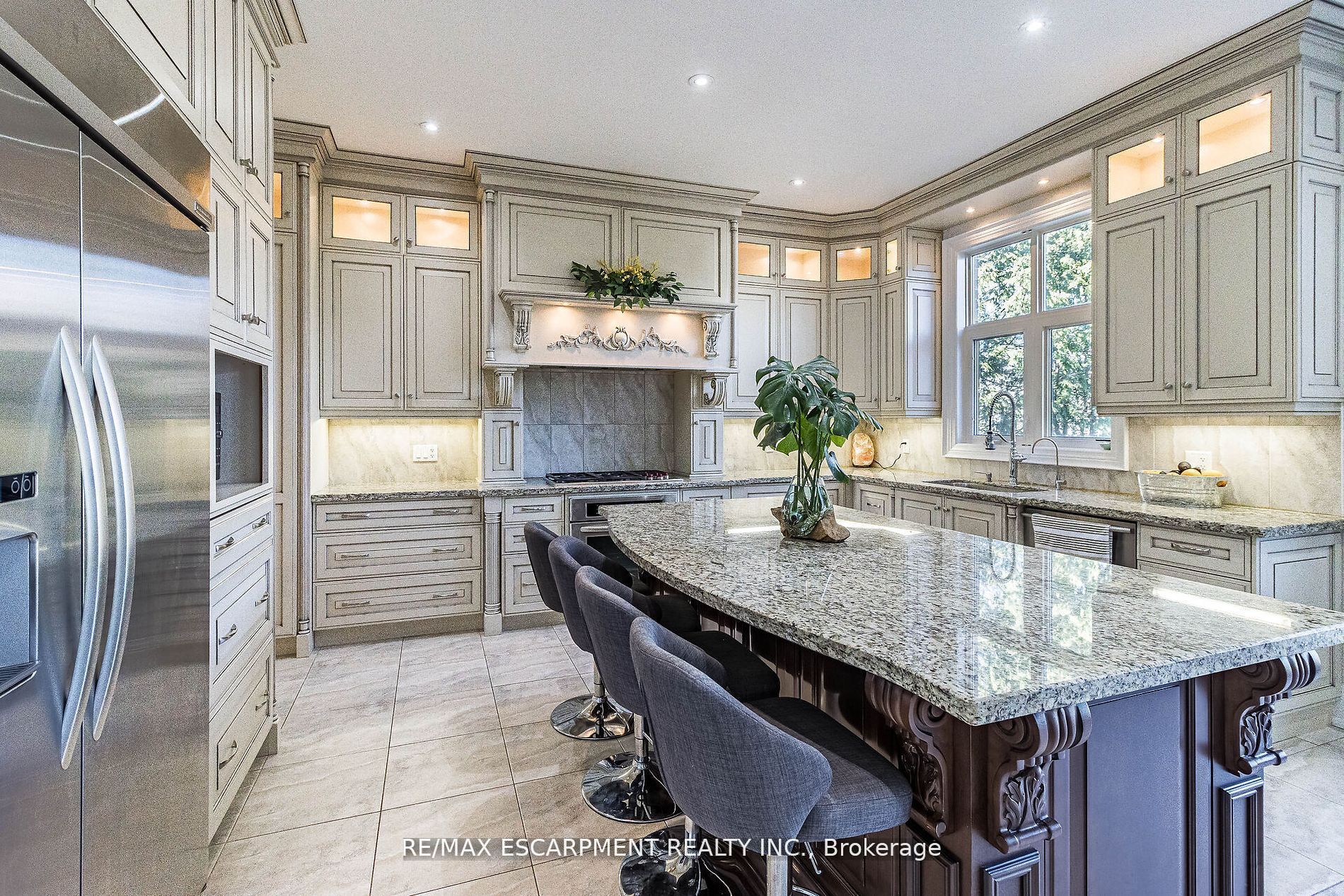 729 Queensway Property Photo 12