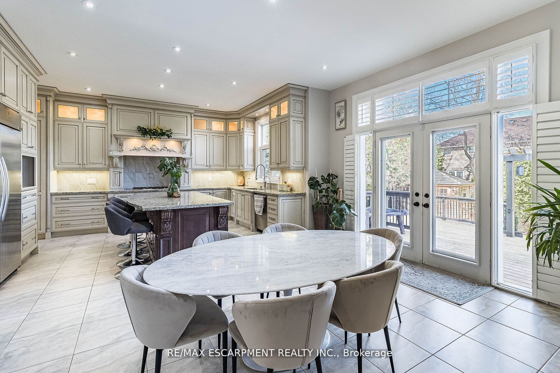 729 Queensway Property Photo 13