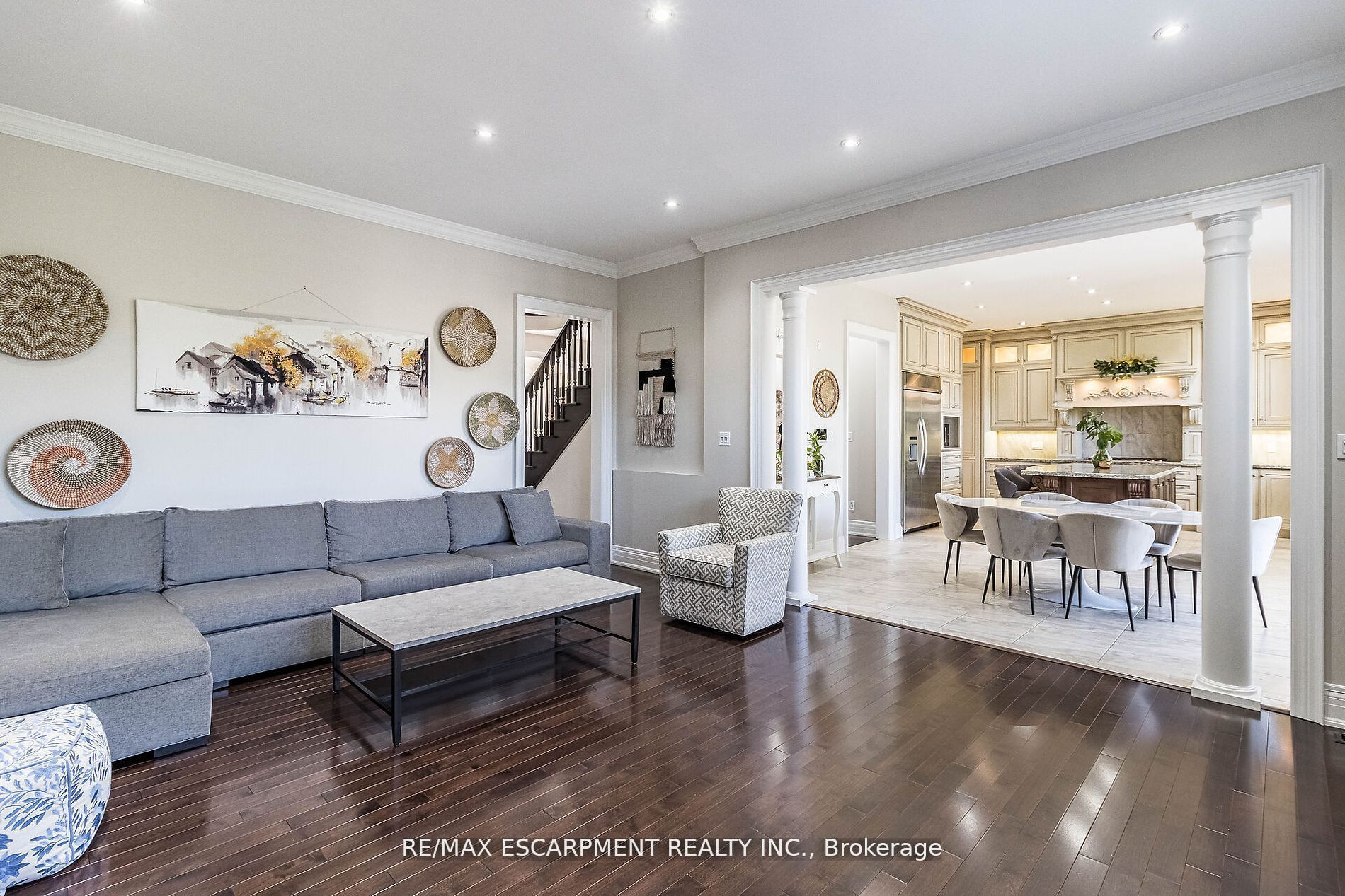 729 Queensway Property Photo 14