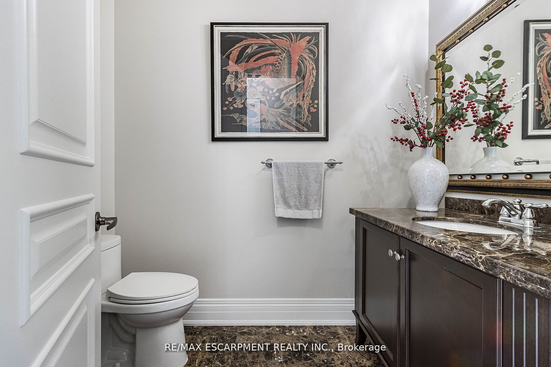 729 Queensway Property Photo 17