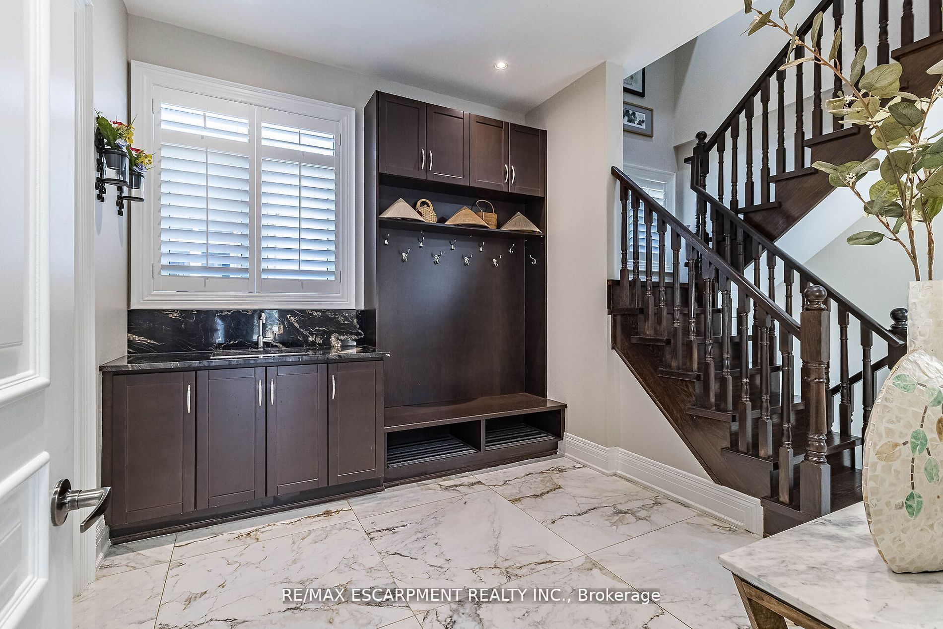 729 Queensway Property Photo 18
