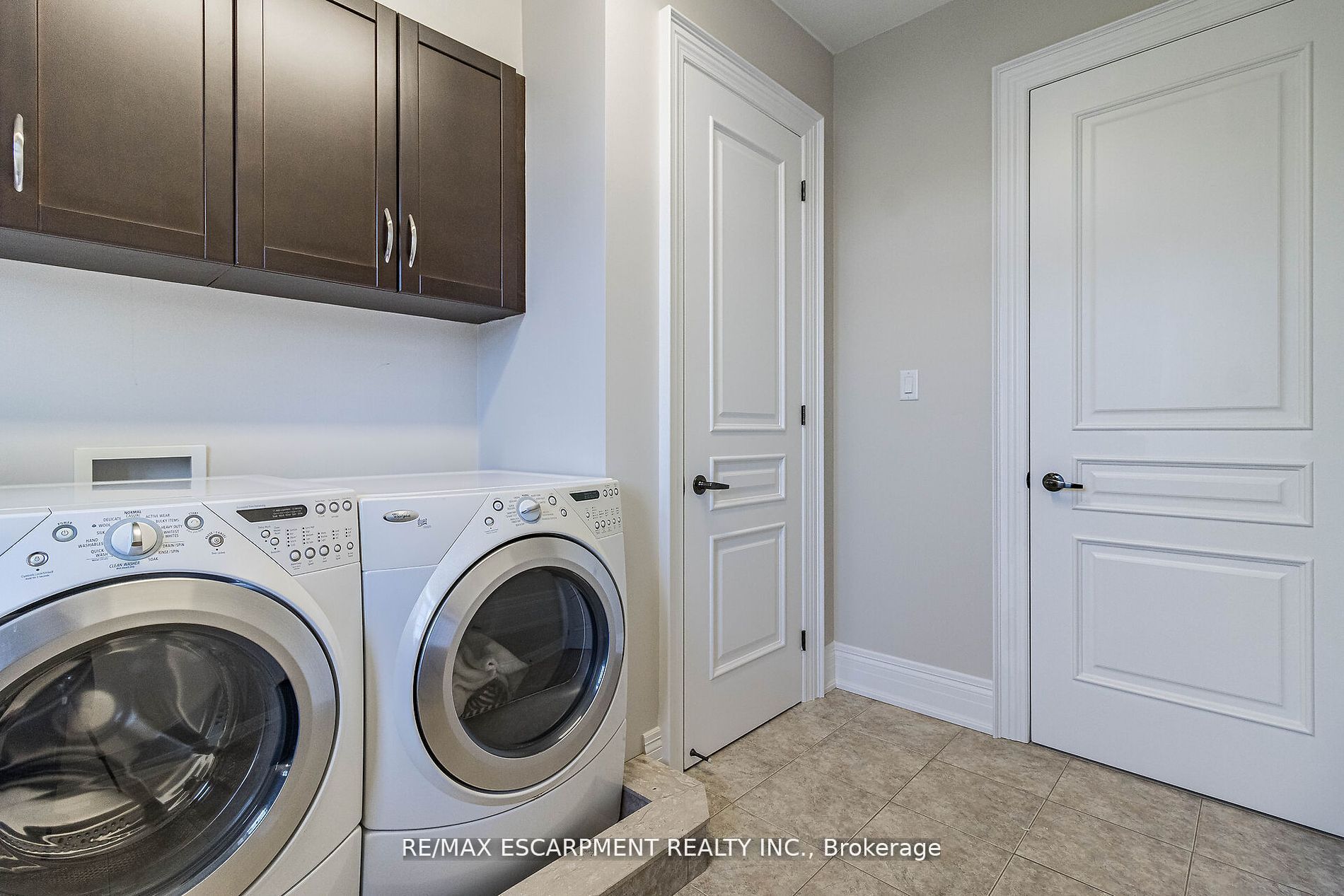 729 Queensway Property Photo 19