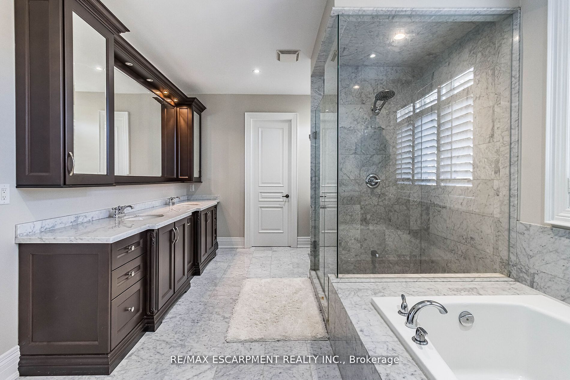 729 Queensway Property Photo 23
