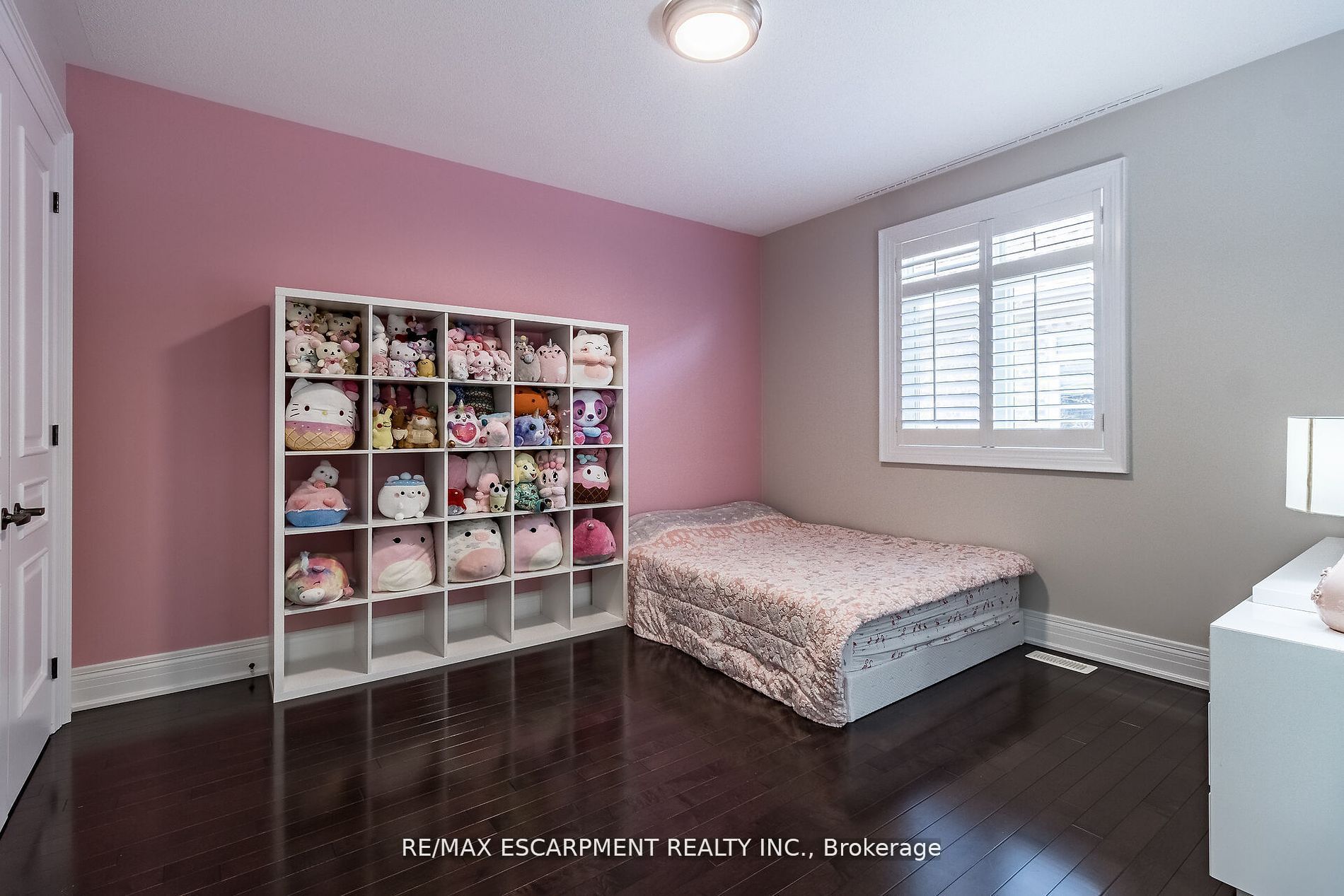729 Queensway Property Photo 25