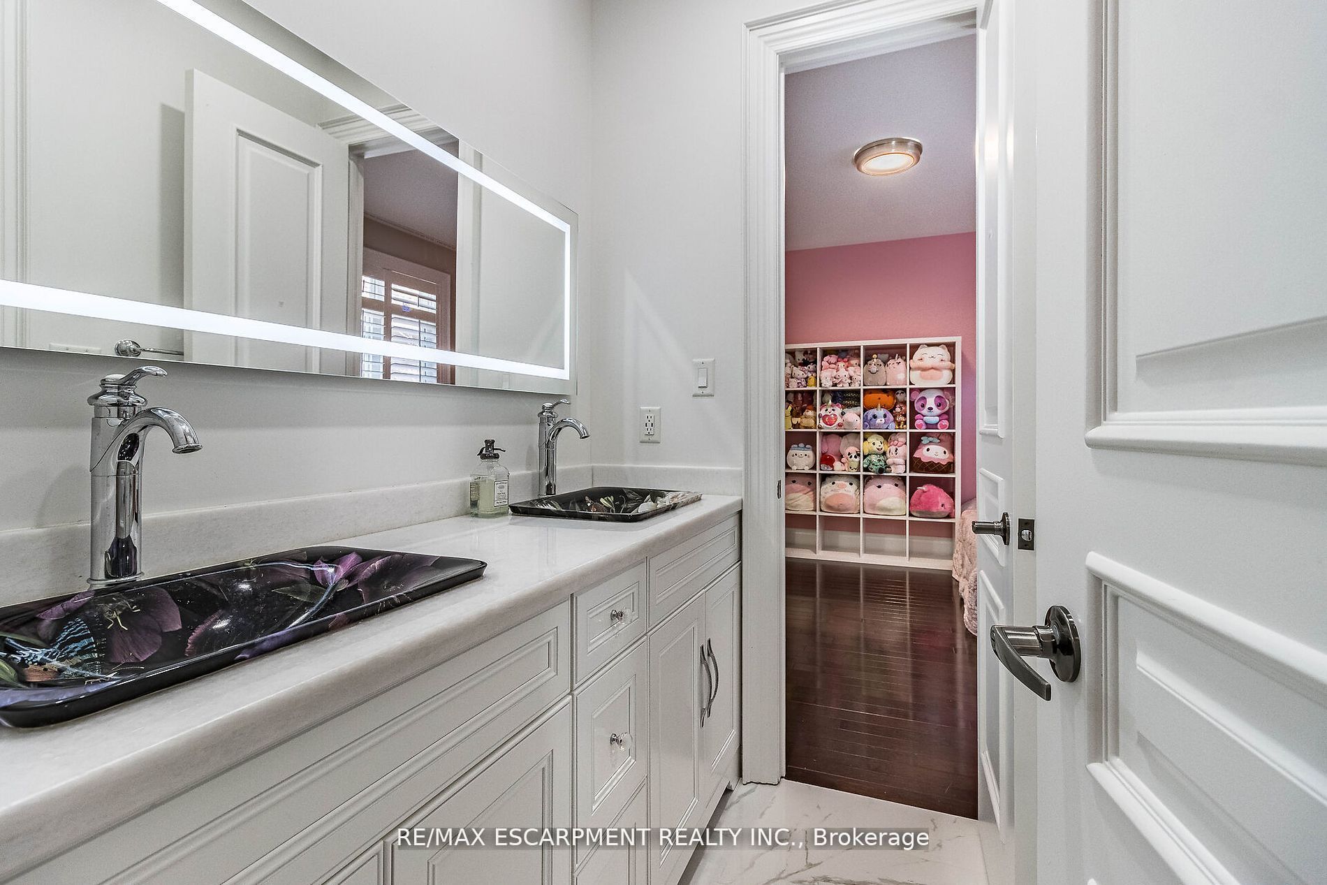 729 Queensway Property Photo 26