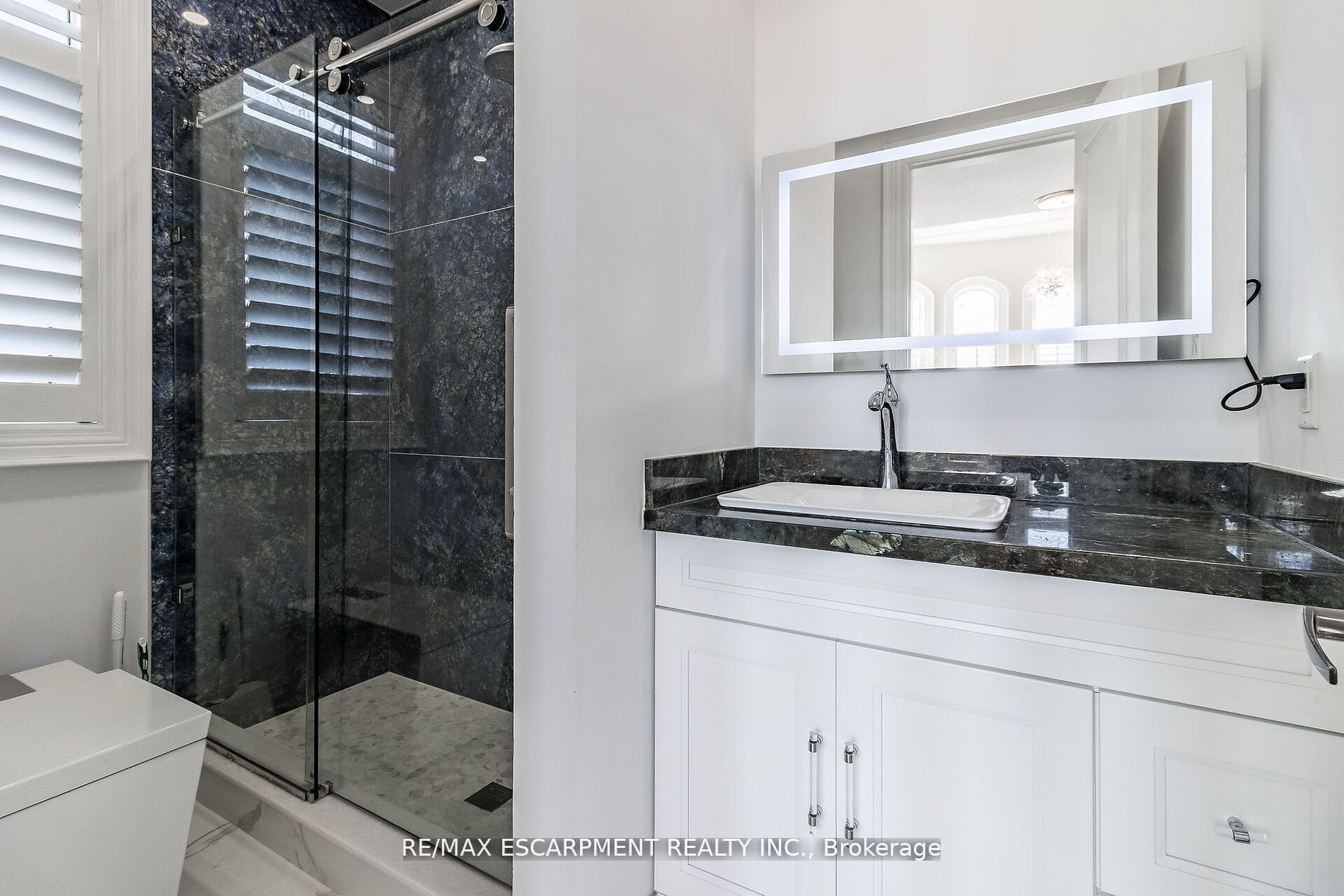 729 Queensway Property Photo 28
