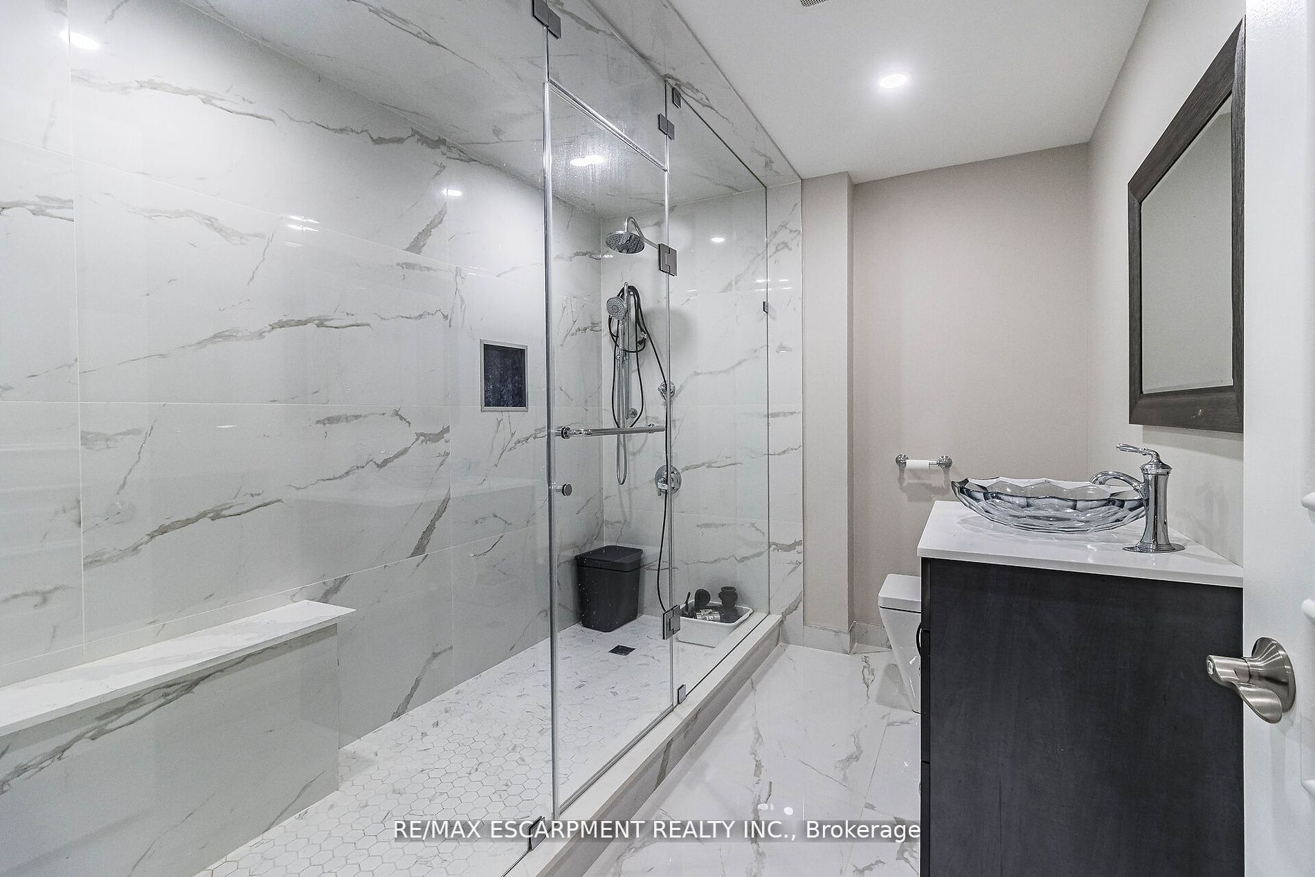 729 Queensway Property Photo 33