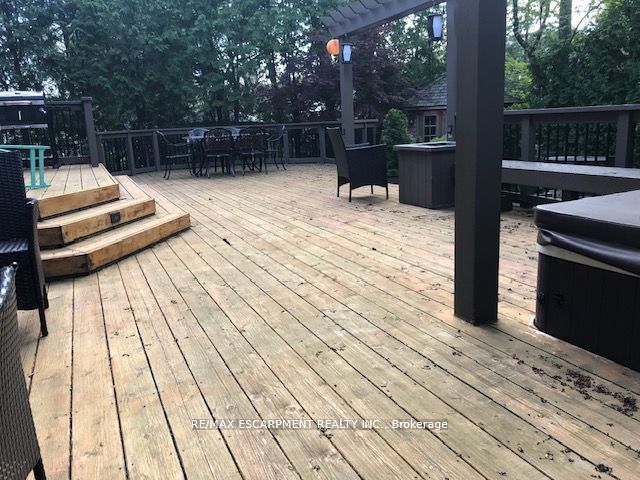 729 Queensway Property Photo 35