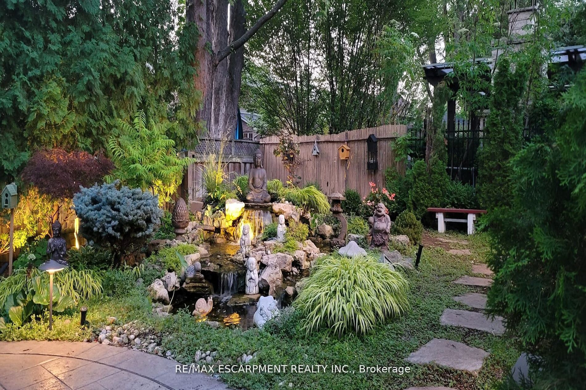 729 Queensway Property Photo 37