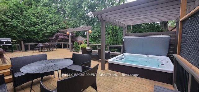 729 Queensway Property Photo 38