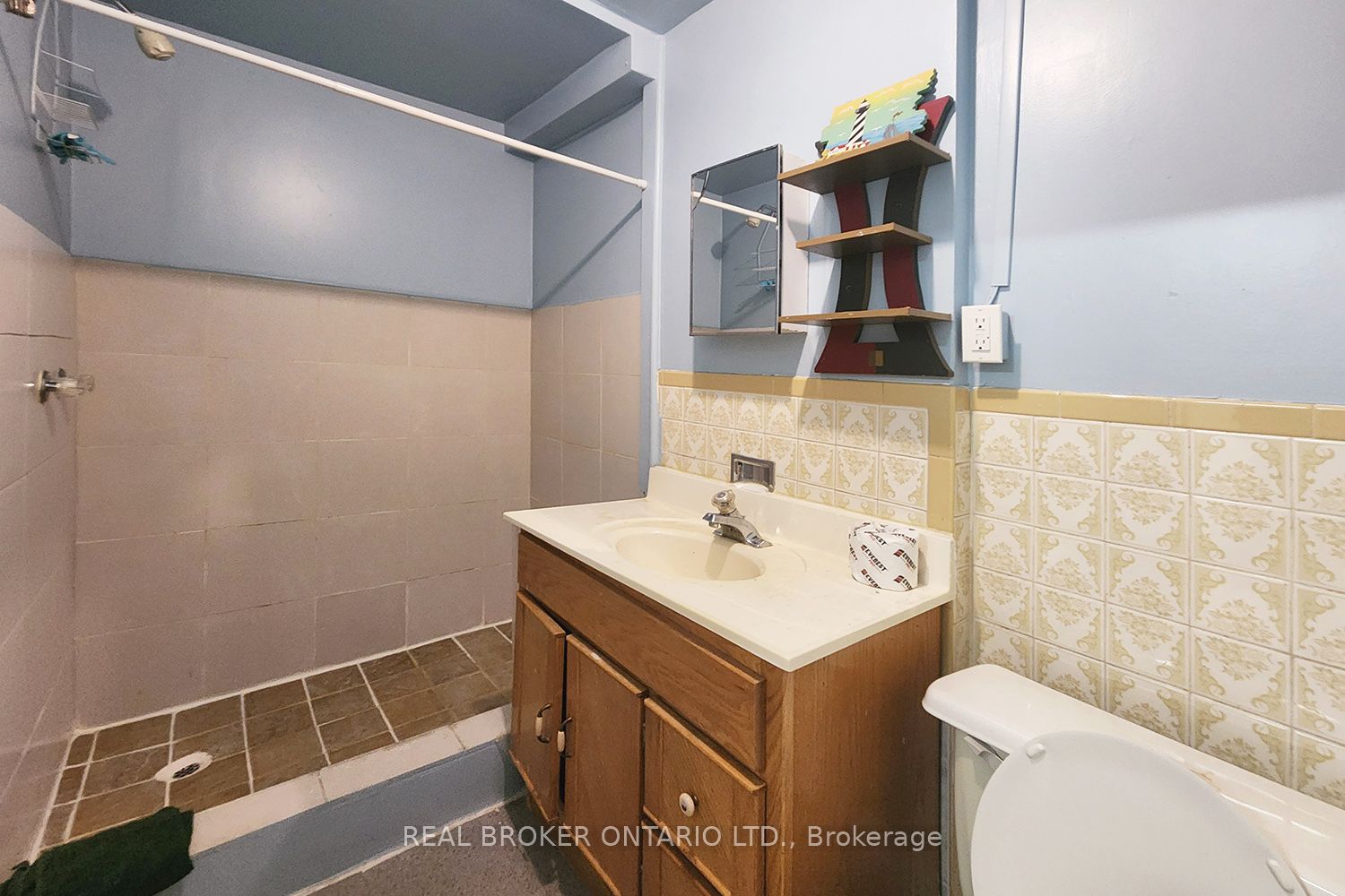 1684 St Clair Avenue Property Photo 13