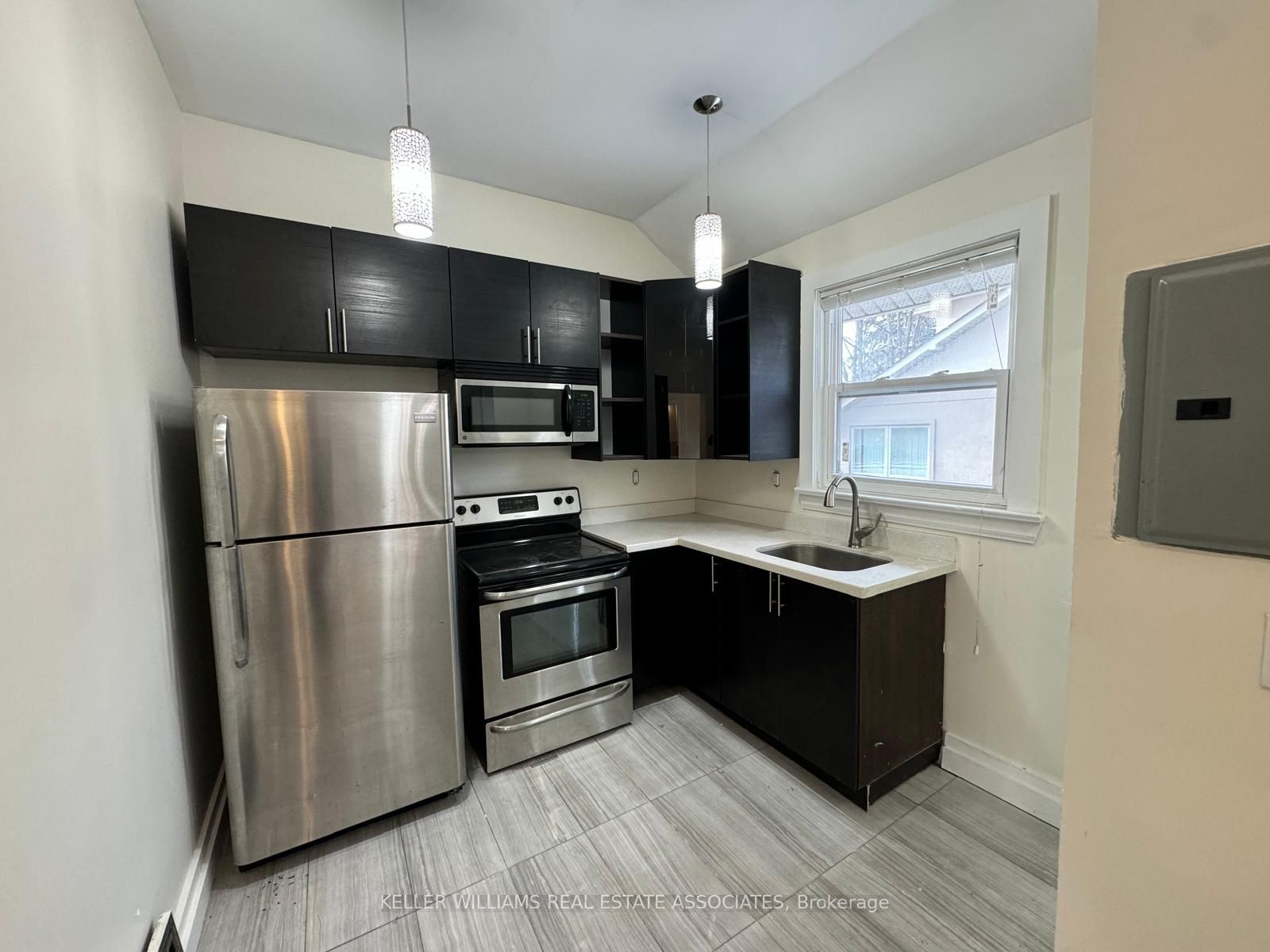 #full Building - 1561 Hurontario Street Property Photo 6