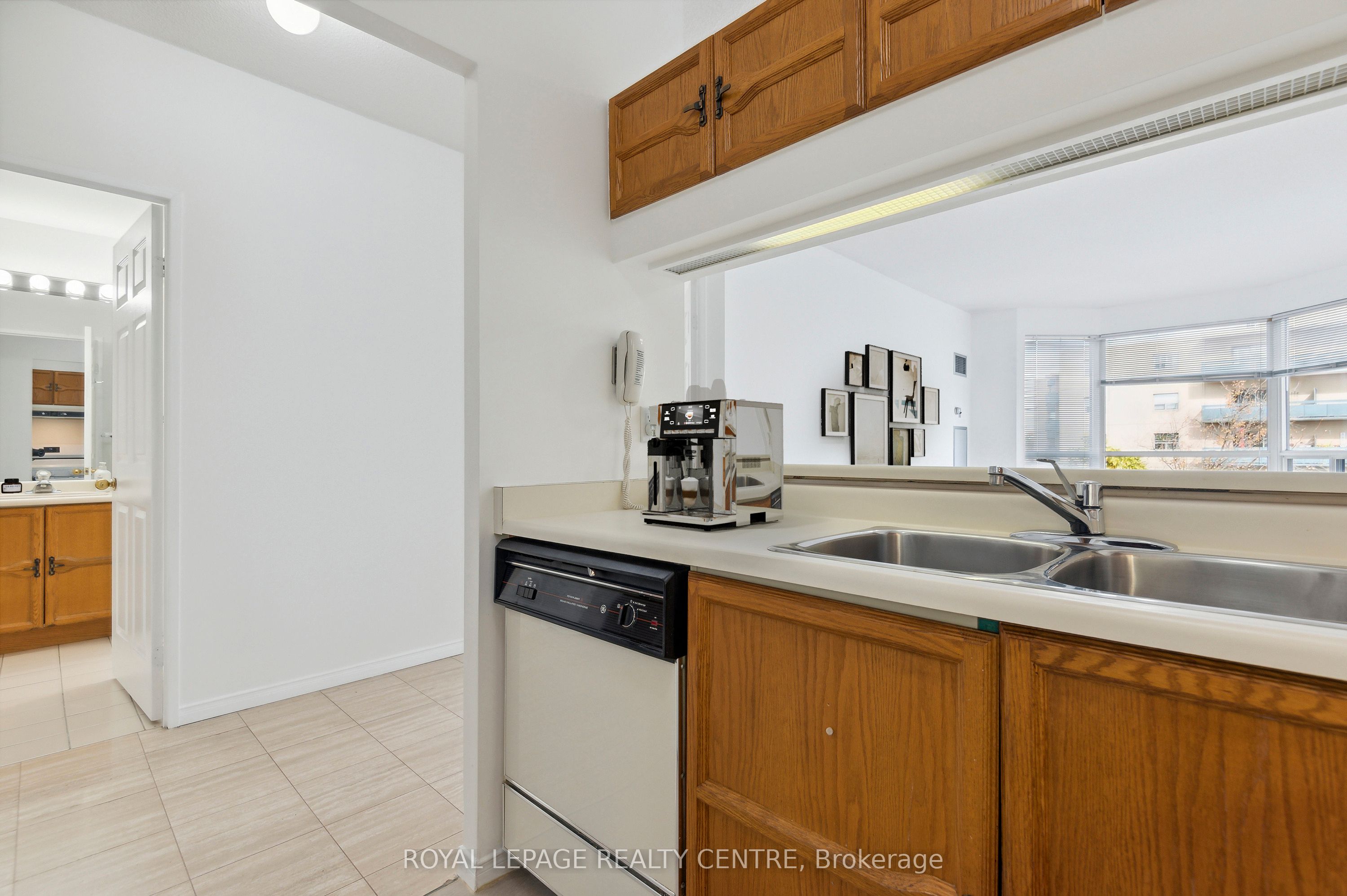 #606 - 2511 Lakeshore Road Property Photo 8
