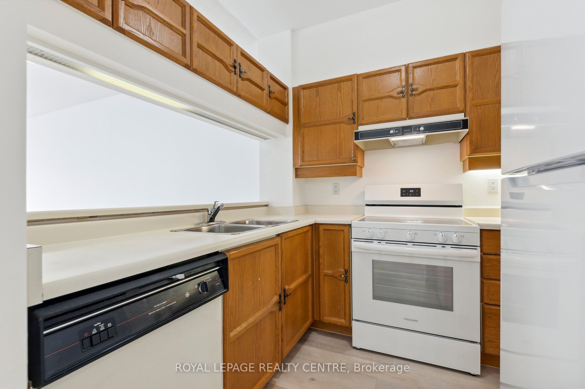 #606 - 2511 Lakeshore Road Property Photo 9