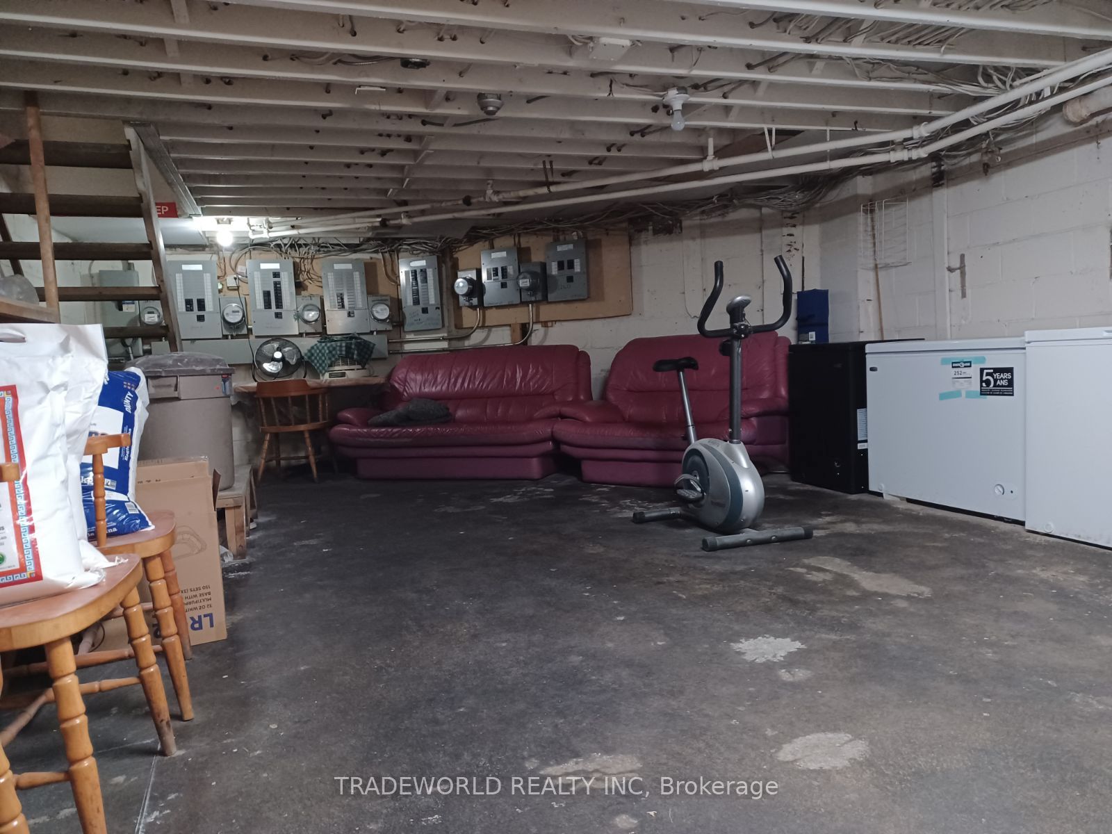 1260 The Queensway Property Photo 5