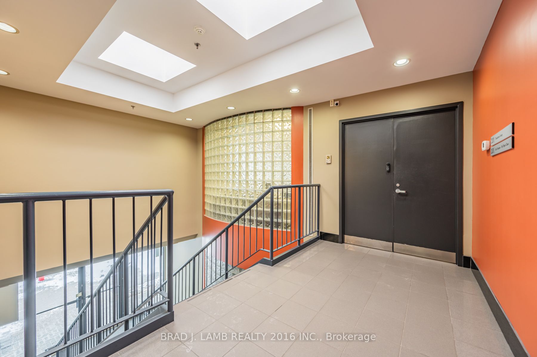 #5-201 - 2600 Skymark Avenue Property Photo 3