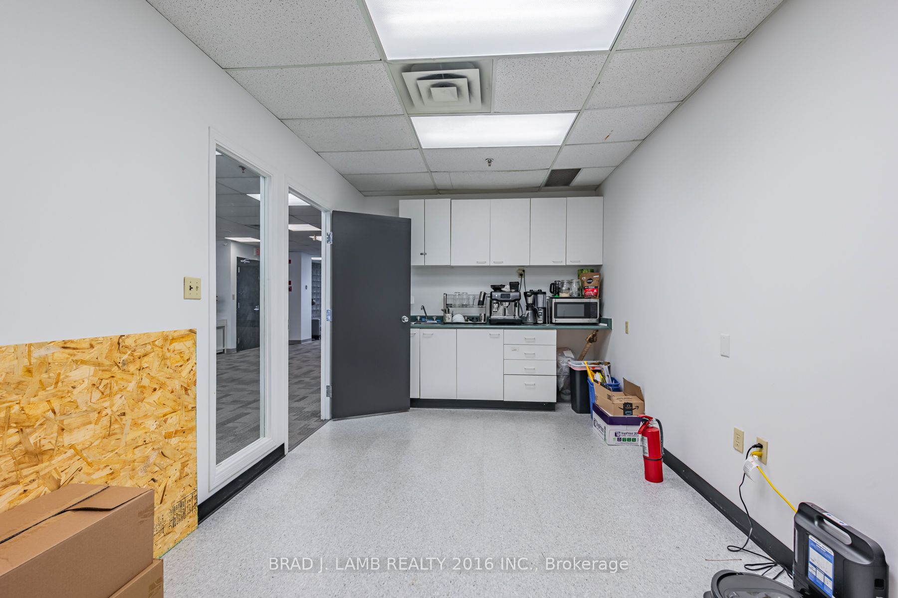 #5-201 - 2600 Skymark Avenue Property Photo 18