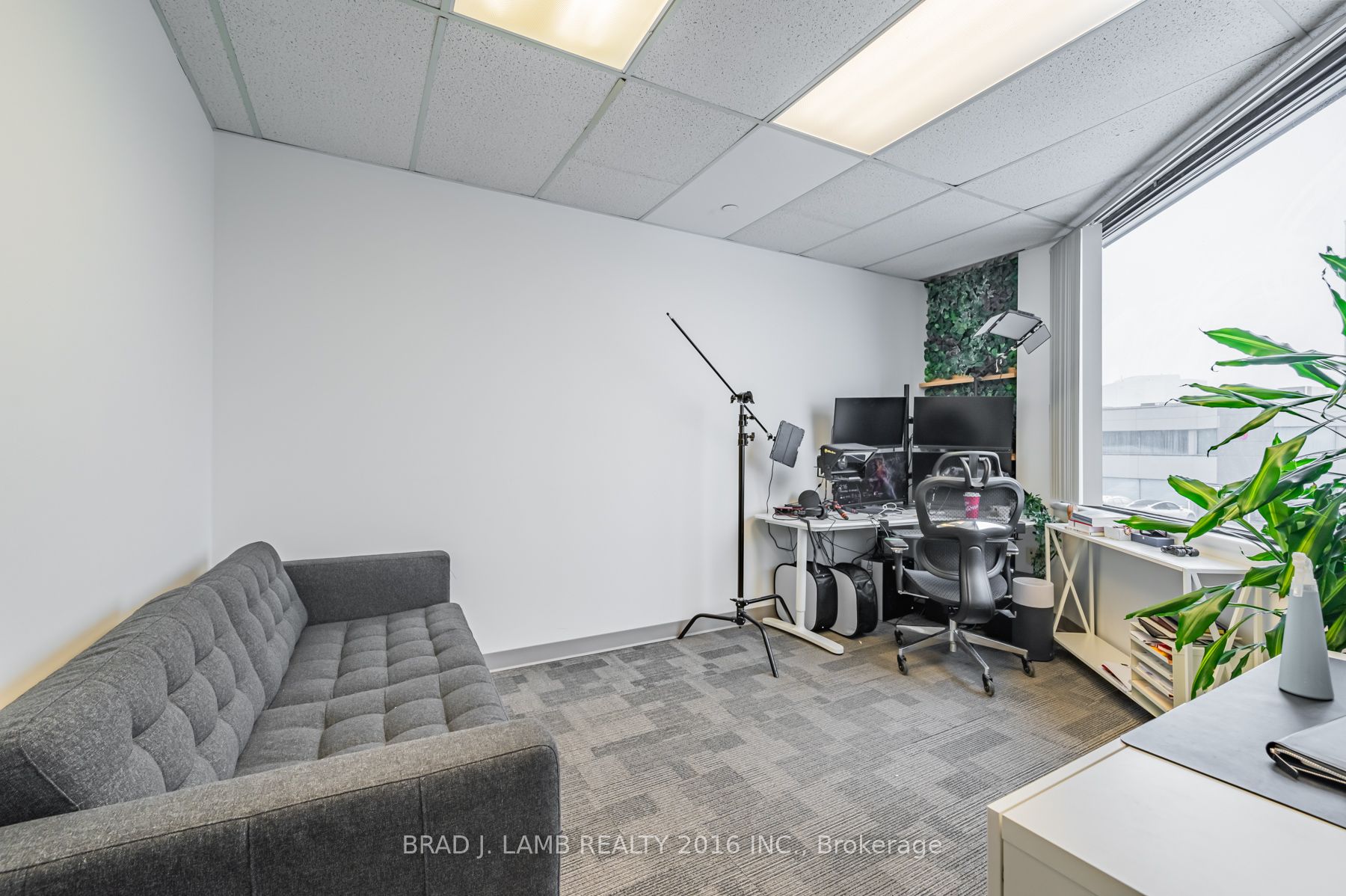 #5-201 - 2600 Skymark Avenue Property Photo 23