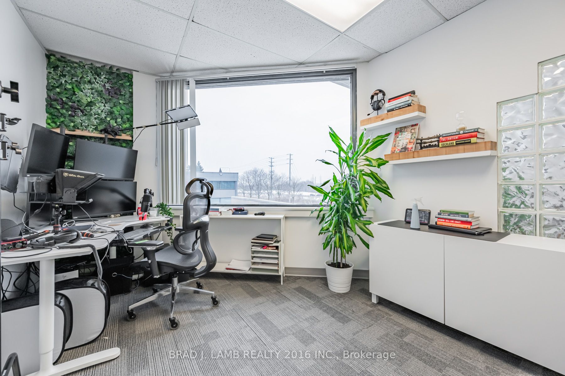 #5-201 - 2600 Skymark Avenue Property Photo 24
