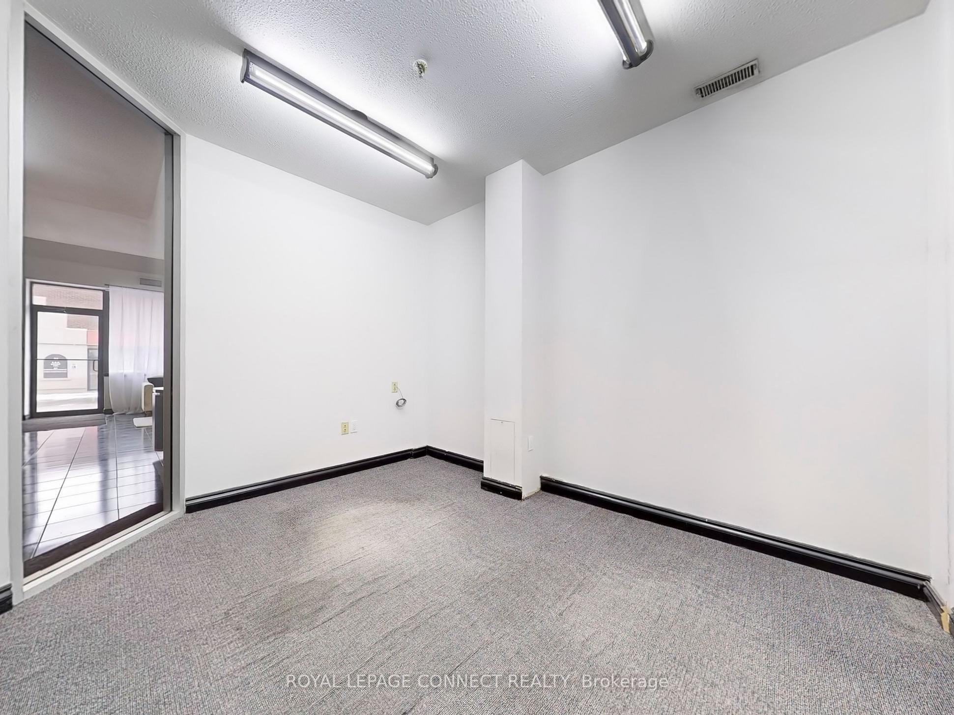 #4 - 5484 Tomken Road Property Photo 11