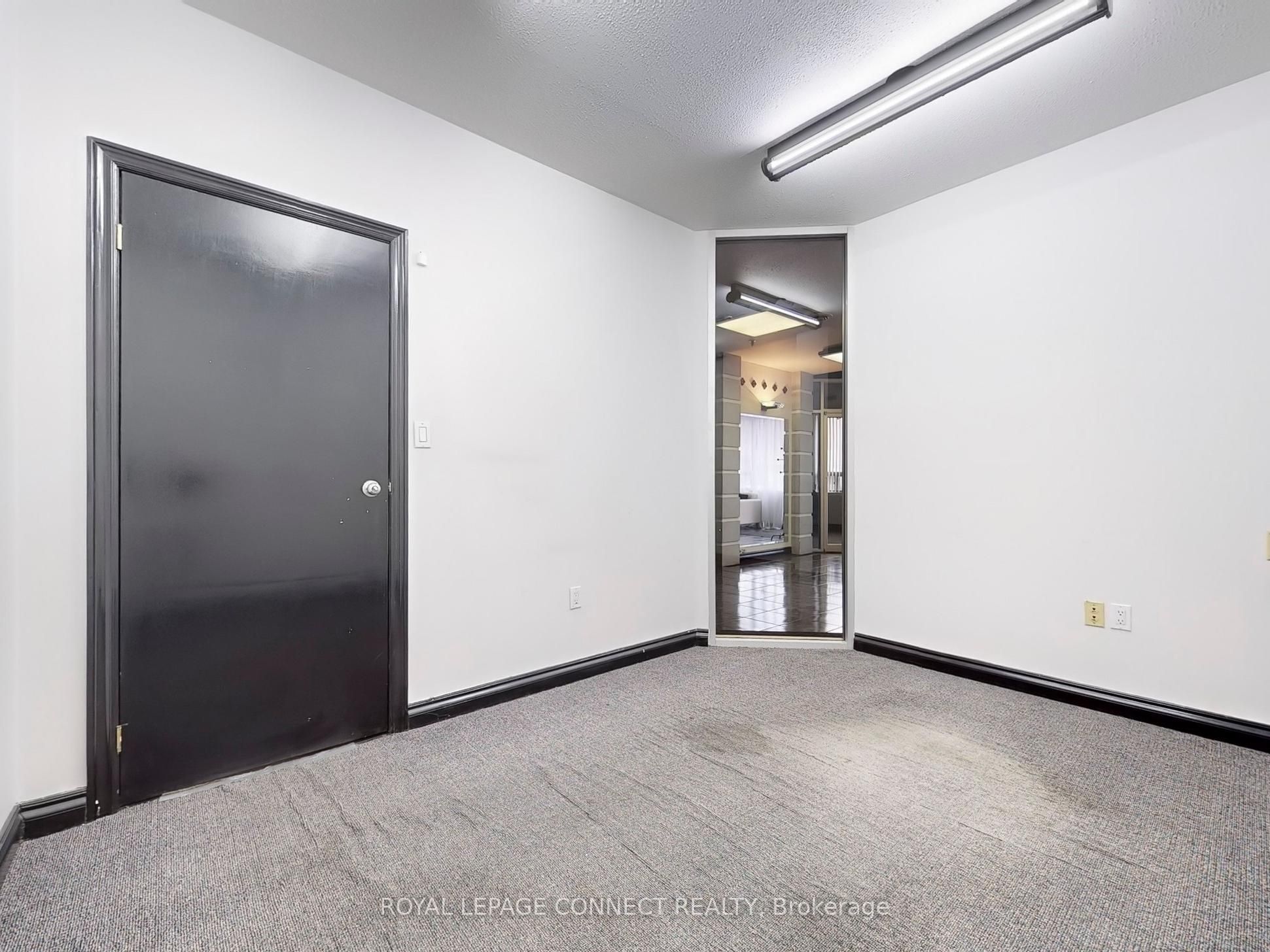 #4 - 5484 Tomken Road Property Photo 13