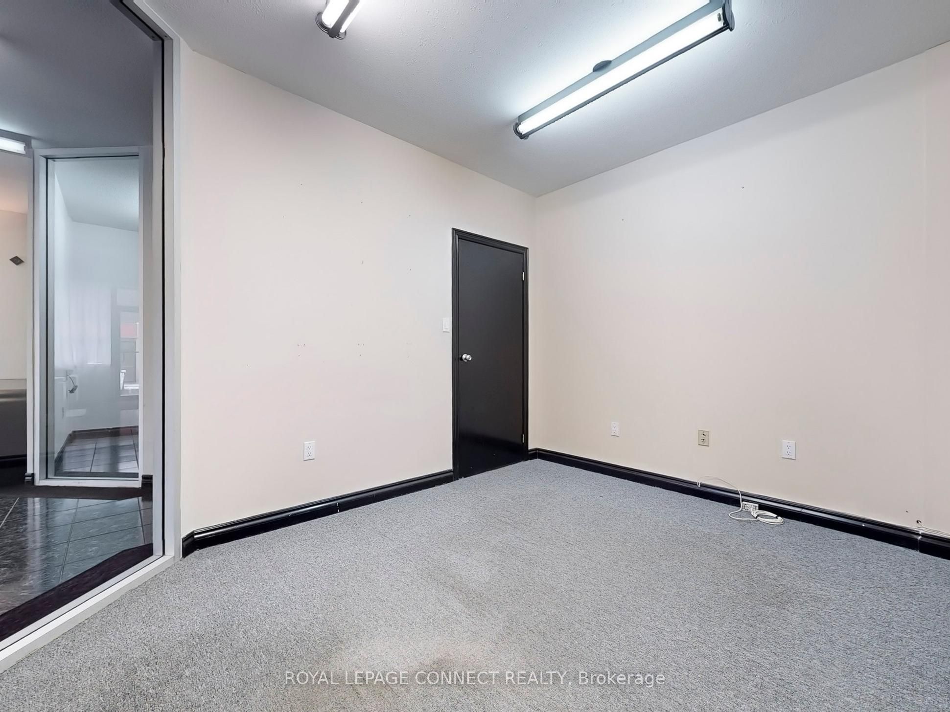#4 - 5484 Tomken Road Property Photo 14