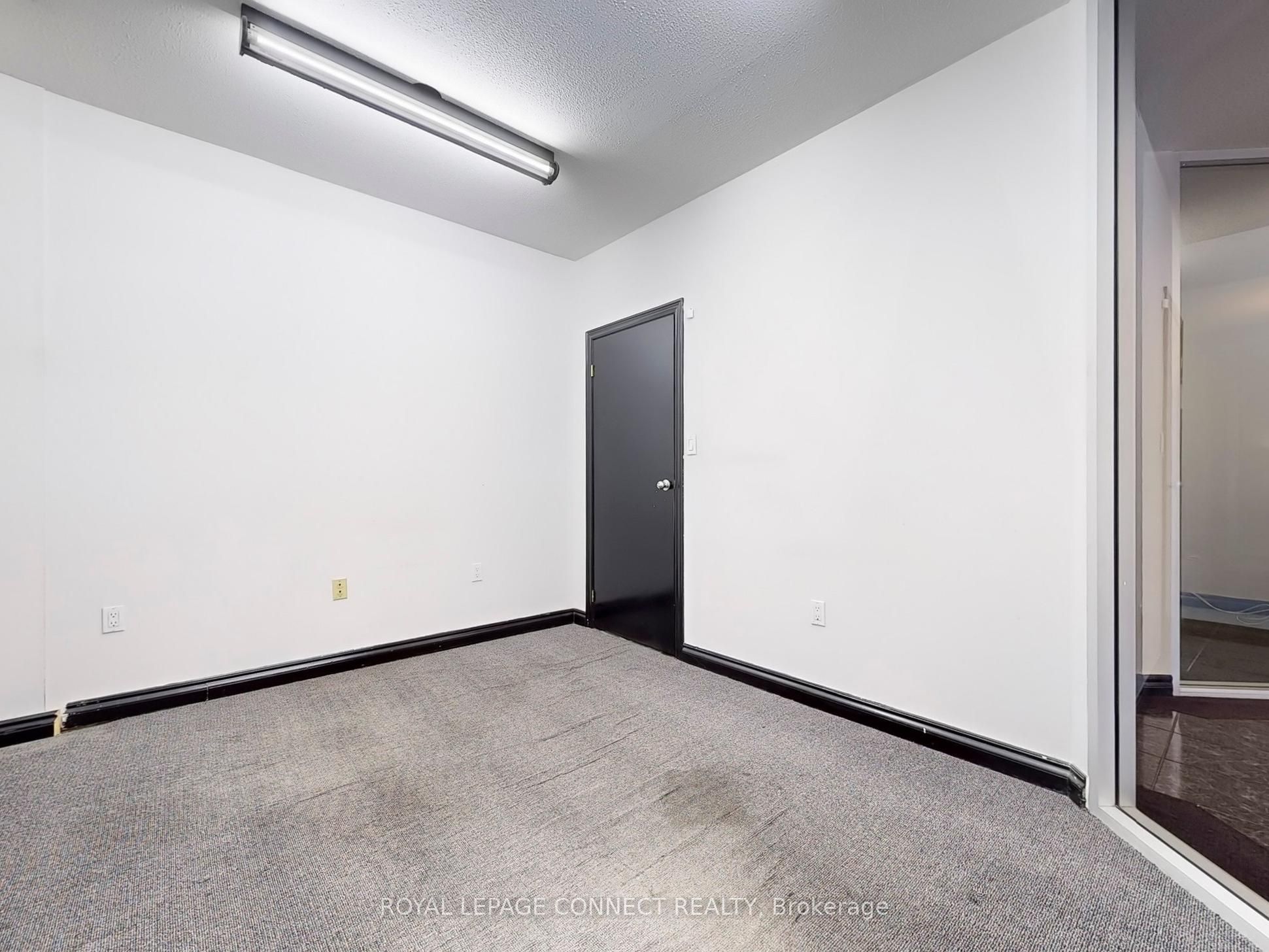 #4 - 5484 Tomken Road Property Photo 15