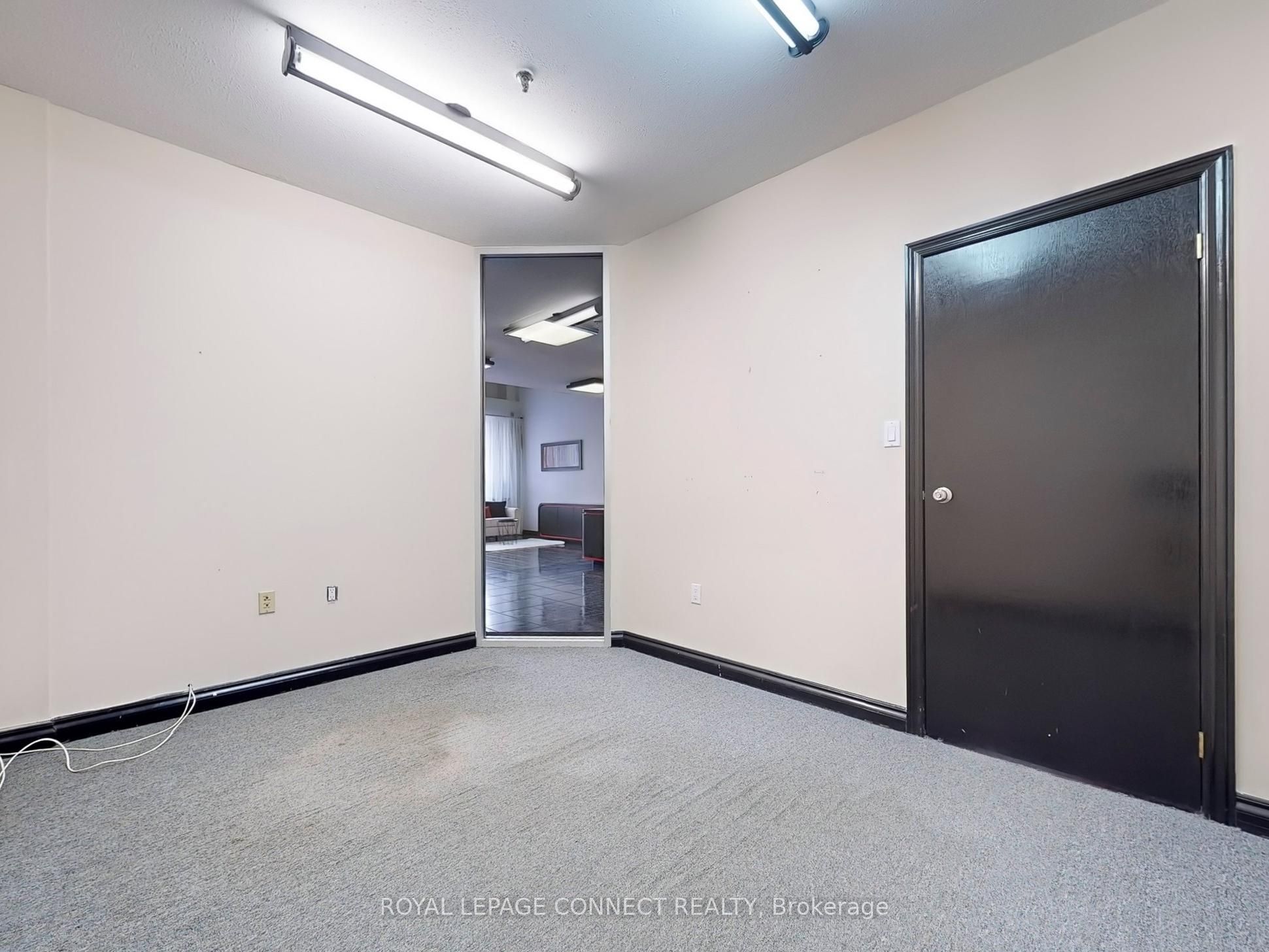 #4 - 5484 Tomken Road Property Photo 16