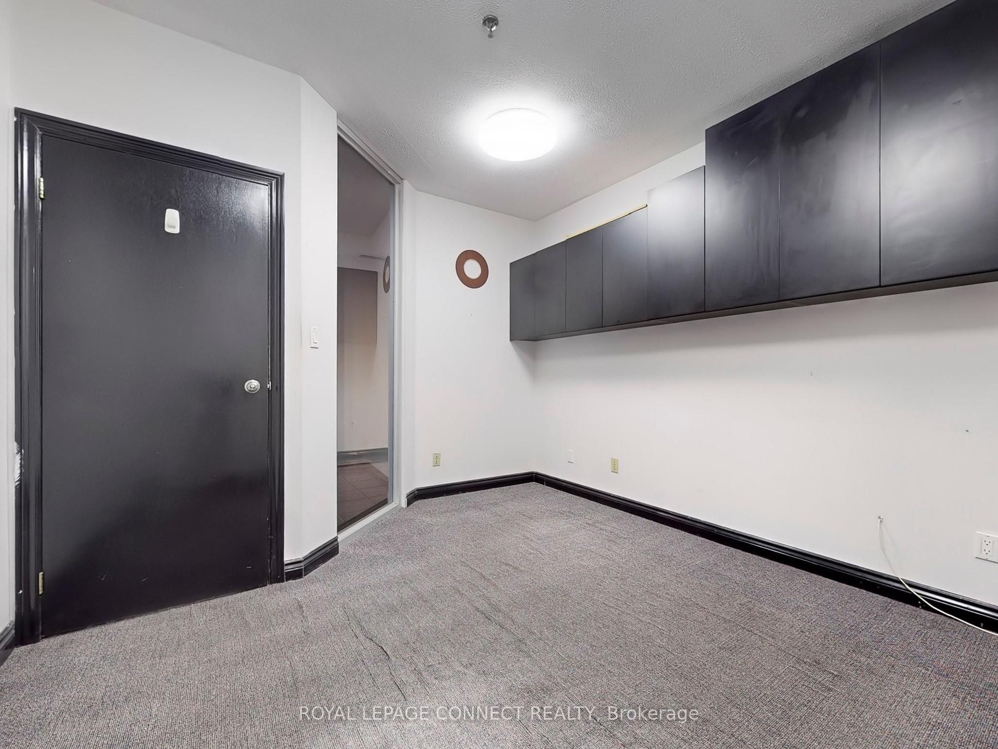 #4 - 5484 Tomken Road Property Photo 18