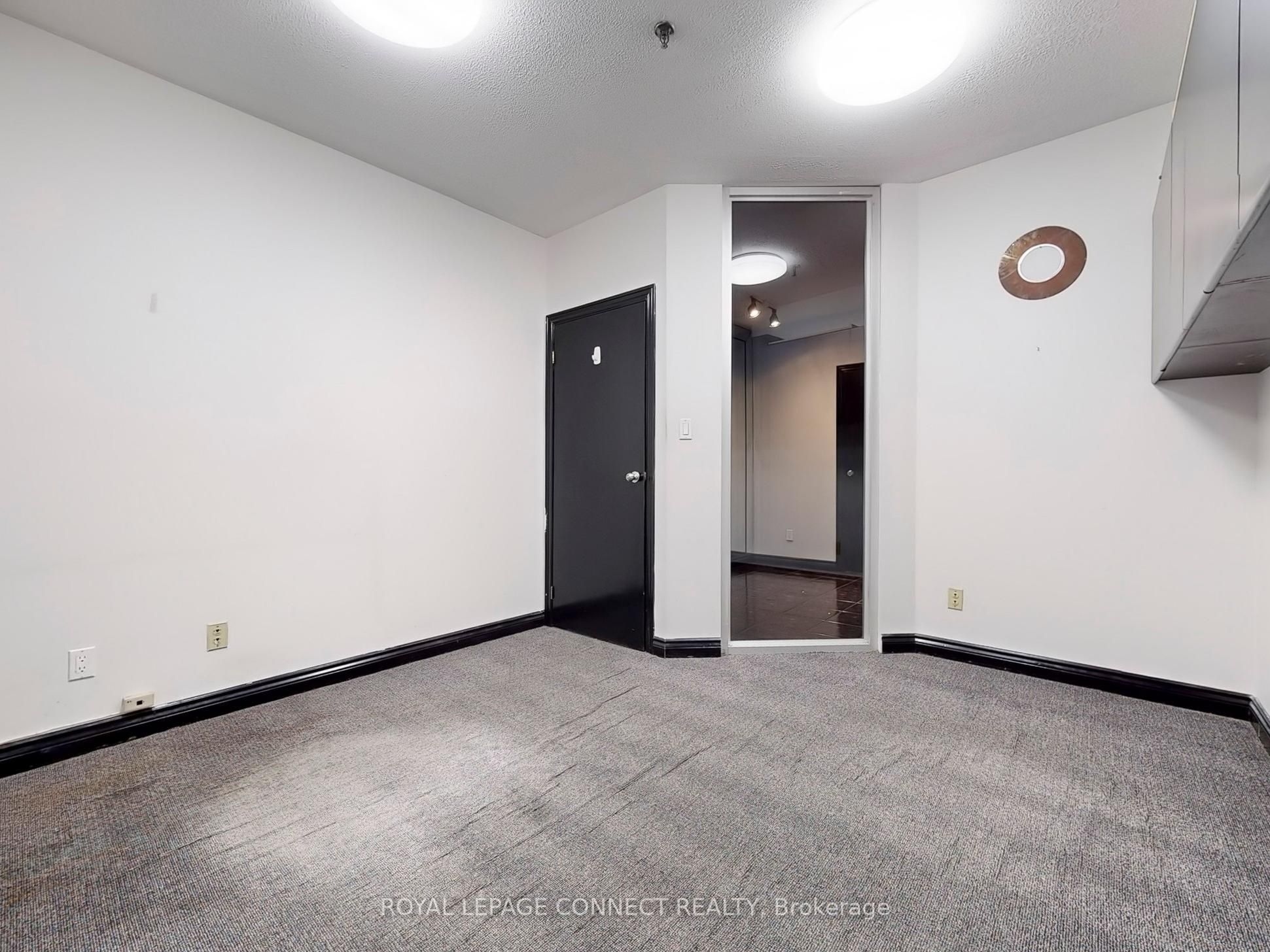 #4 - 5484 Tomken Road Property Photo 19