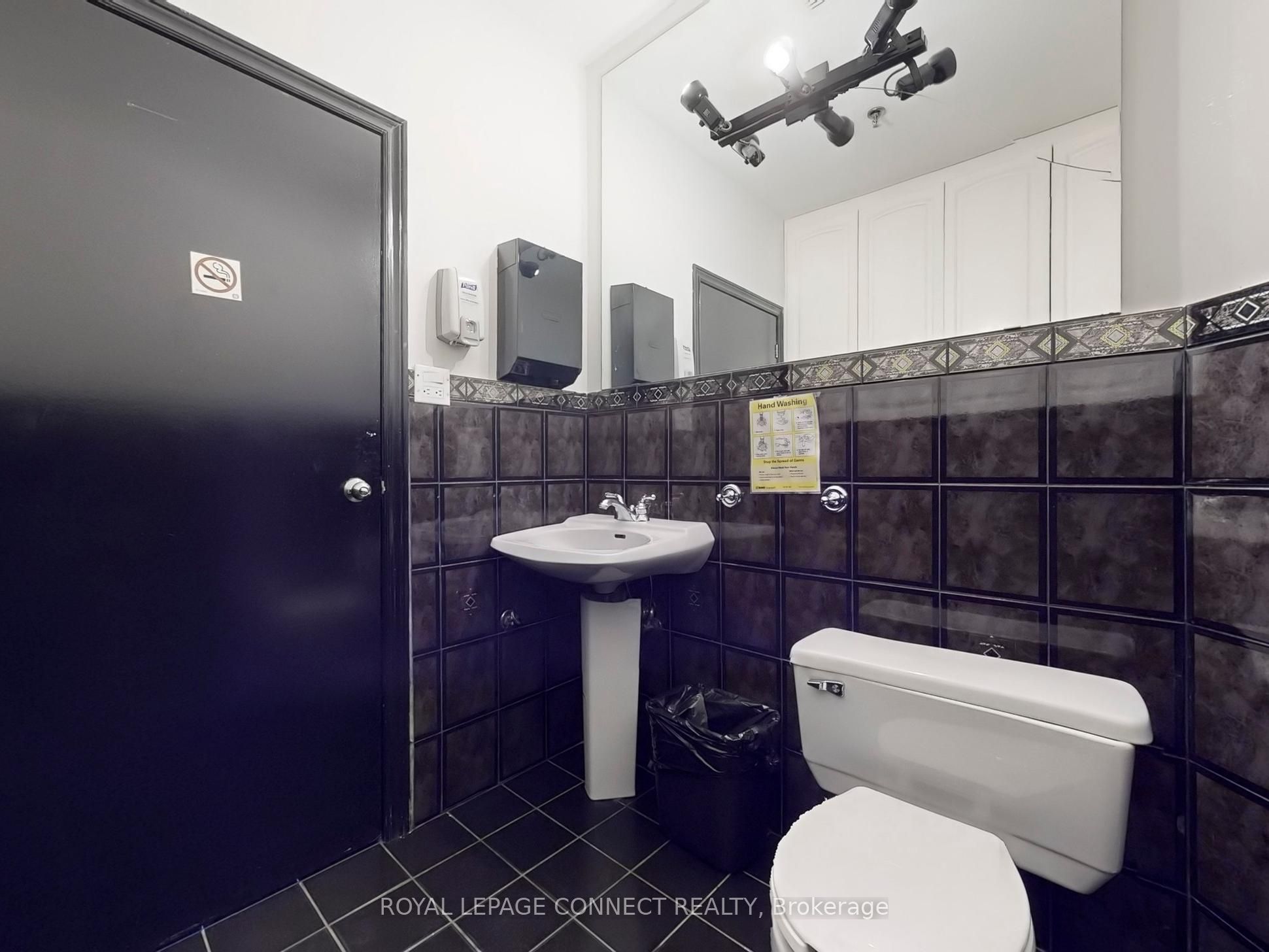 #4 - 5484 Tomken Road Property Photo 25