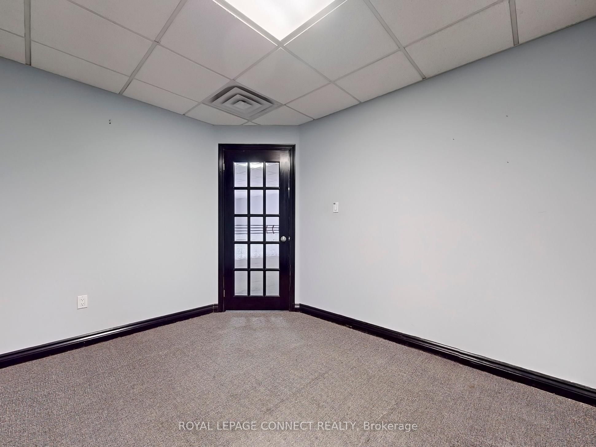 #4 - 5484 Tomken Road Property Photo 35