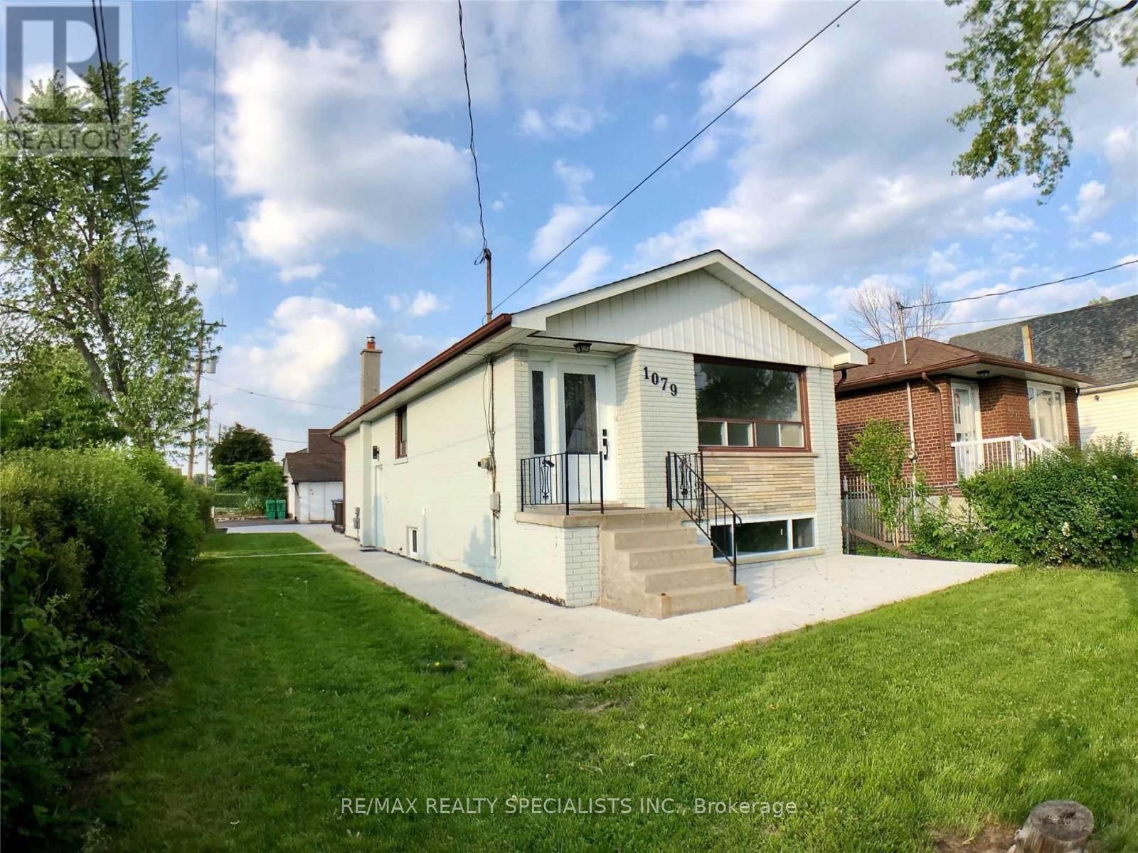 1079 West Avenue Property Photo 2