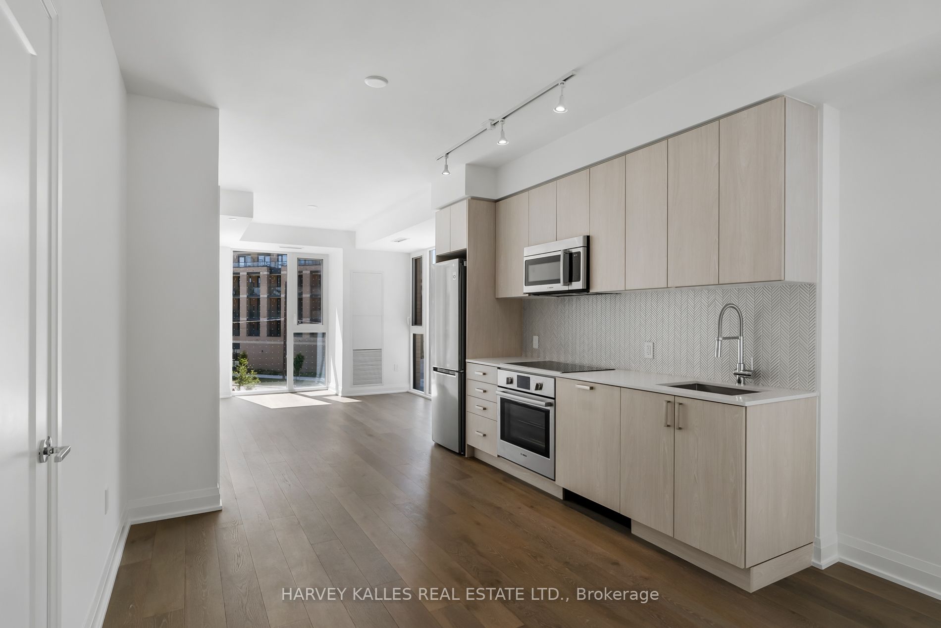 293 The Kingsway N/a 305 Property Photo 2