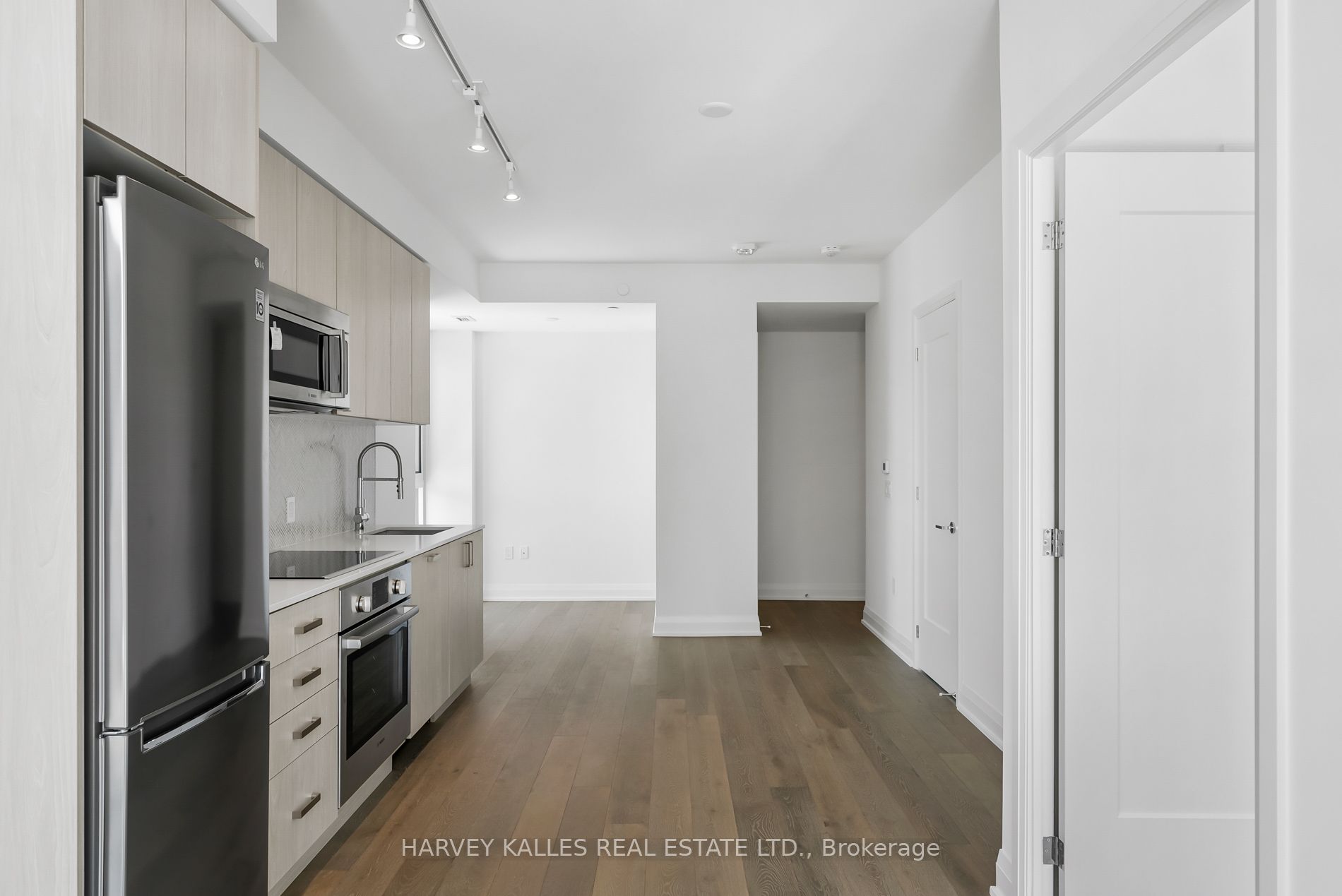293 The Kingsway N/a 305 Property Photo 7