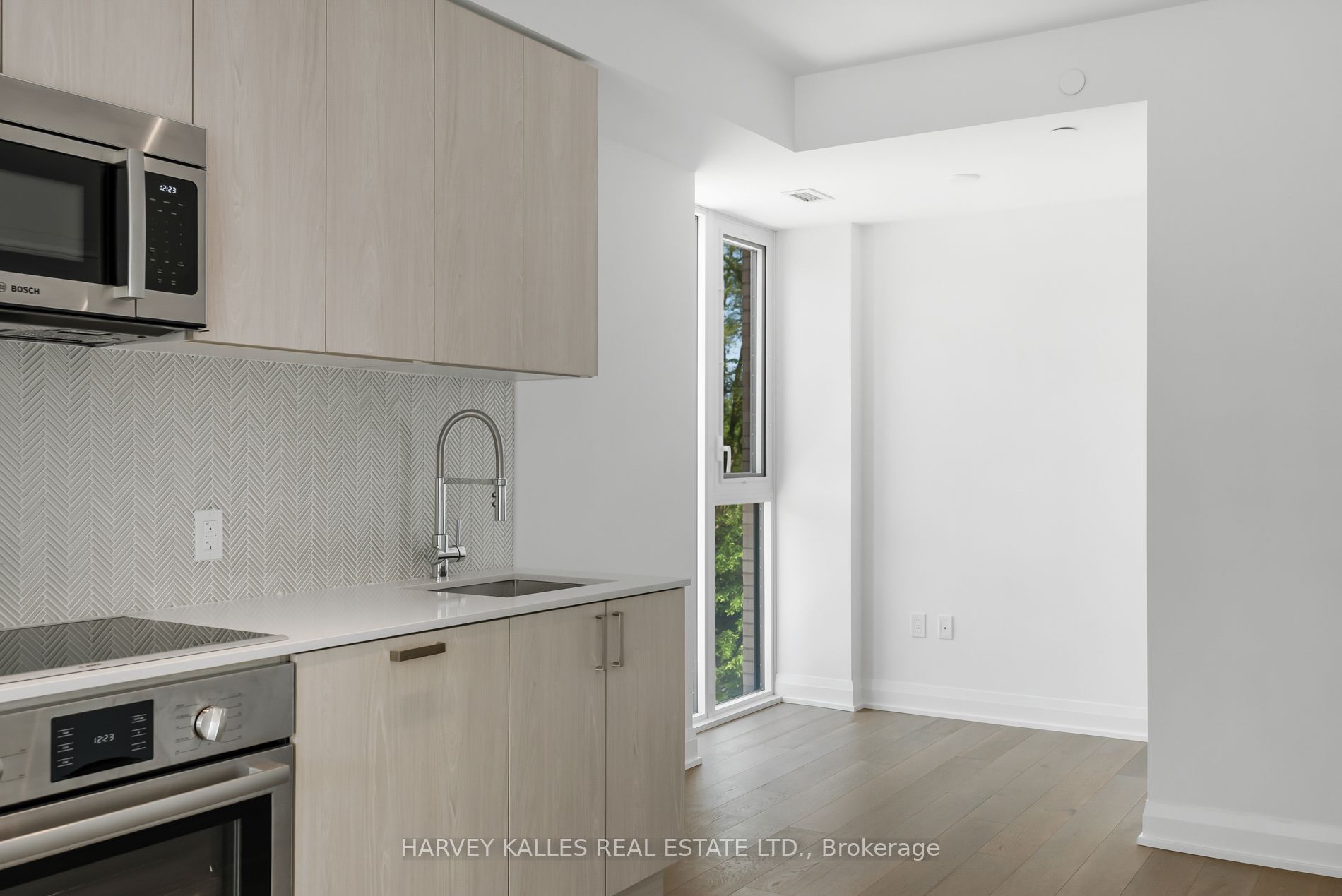 293 The Kingsway N/a 305 Property Photo 8