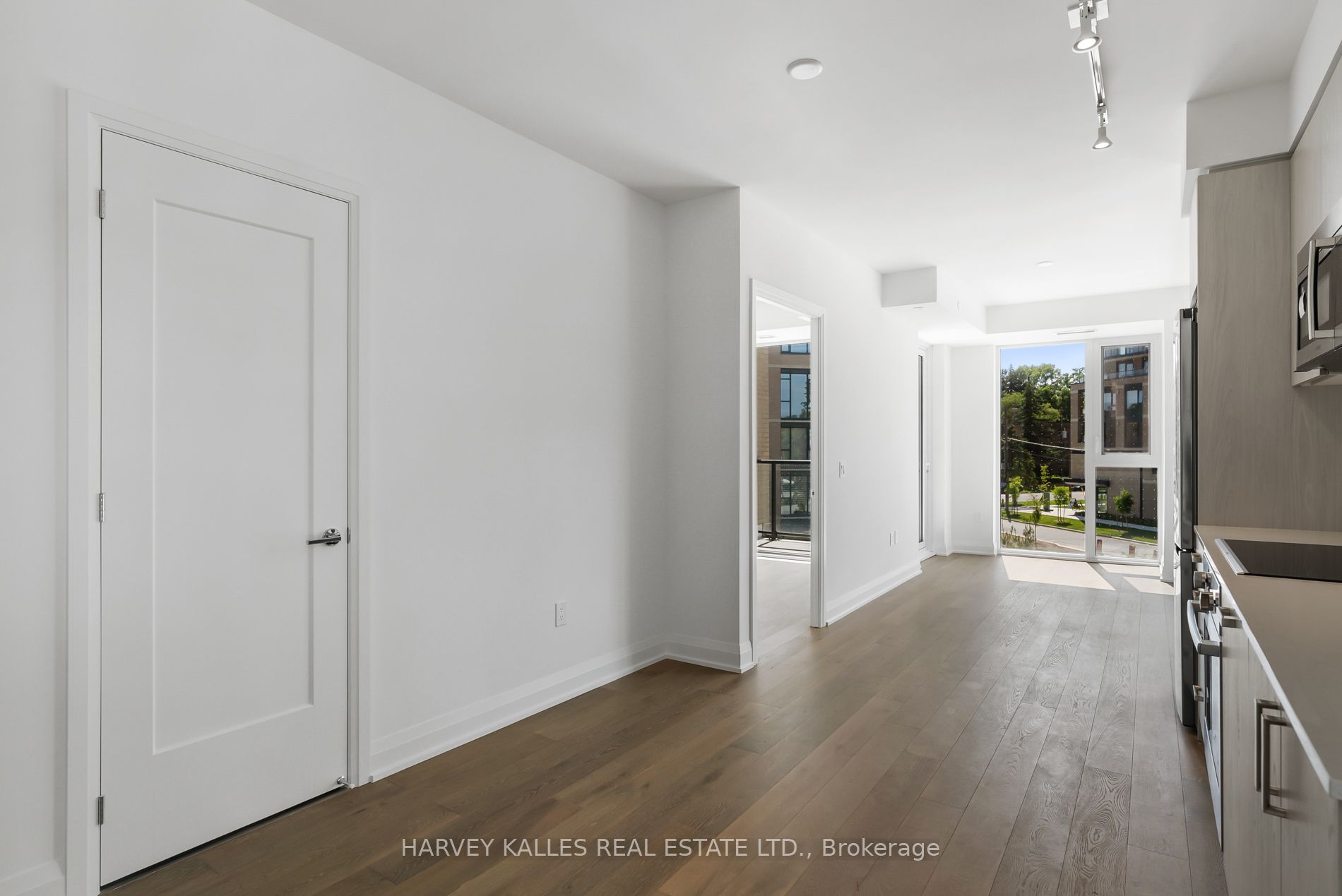 293 The Kingsway N/a 305 Property Photo 10
