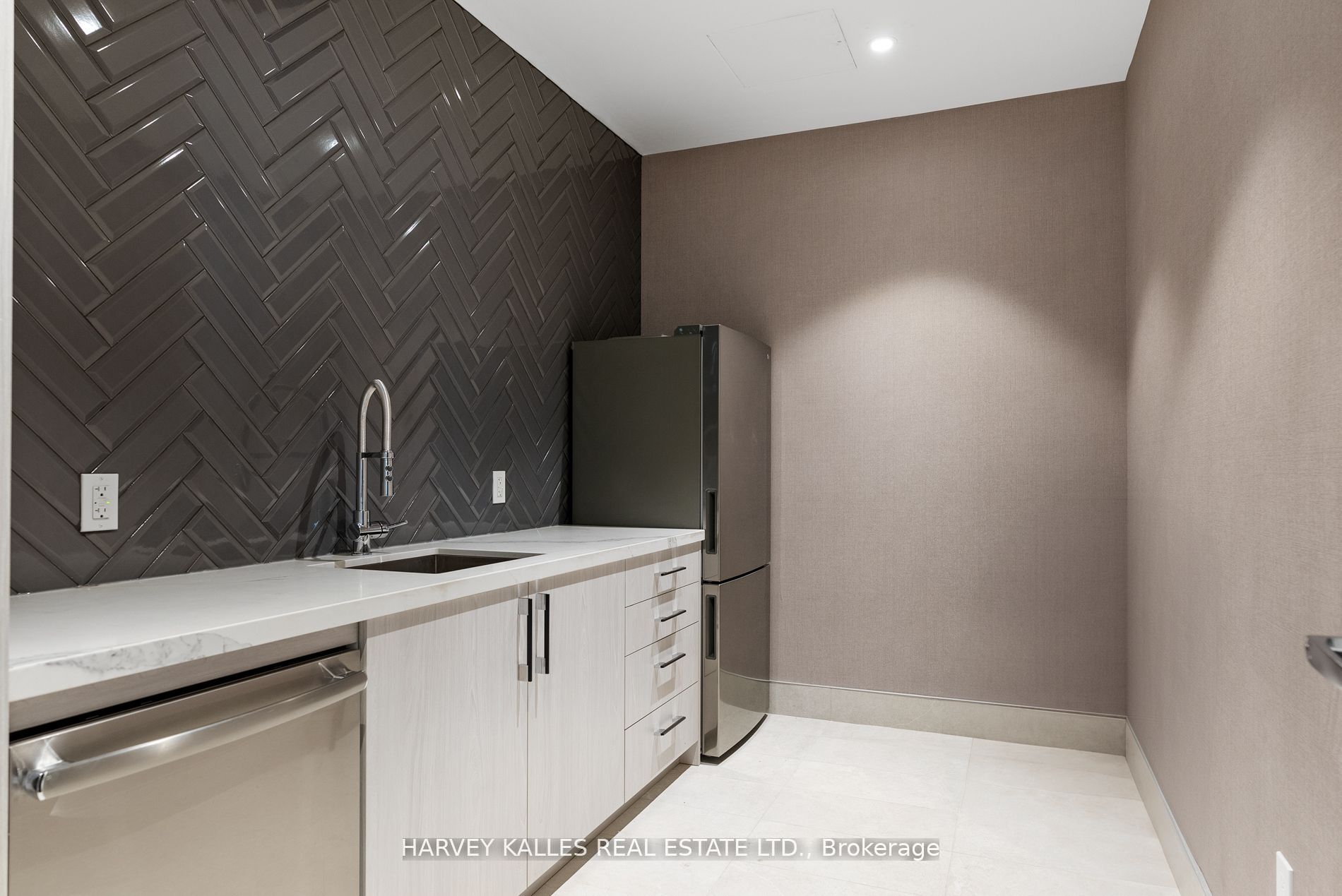 293 The Kingsway N/a 519 Property Photo 35
