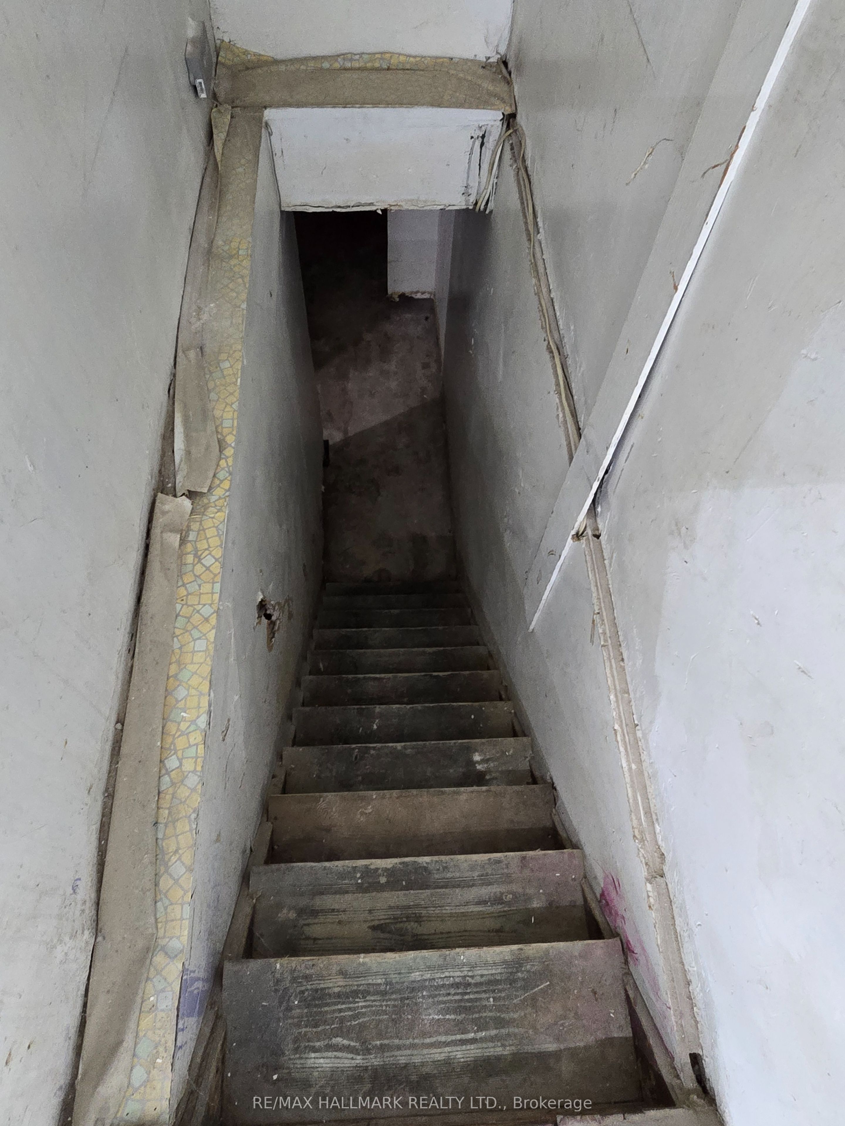 #main - 1752 St. Clair Avenue Property Photo 6
