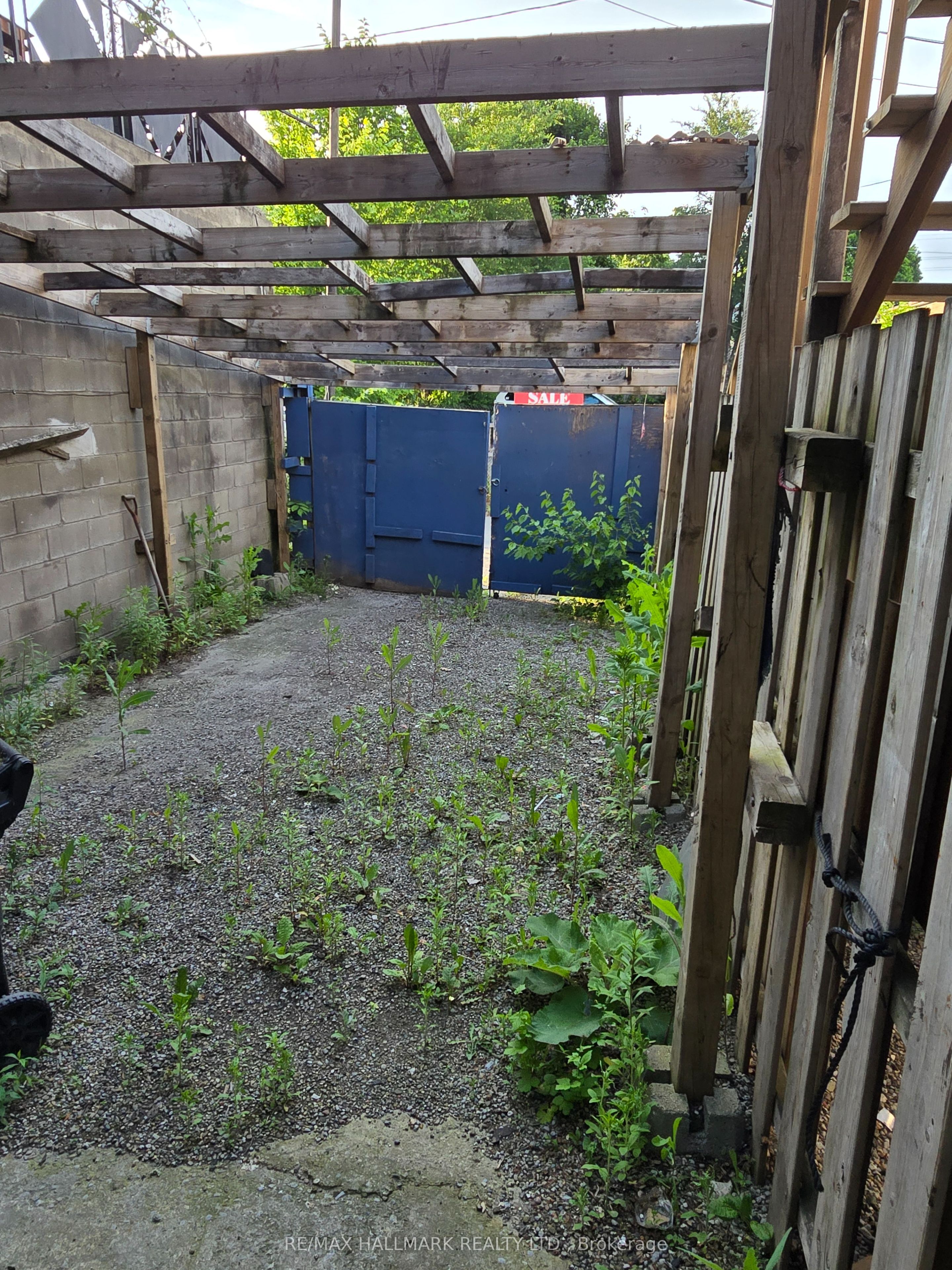 #main - 1752 St. Clair Avenue Property Photo 9