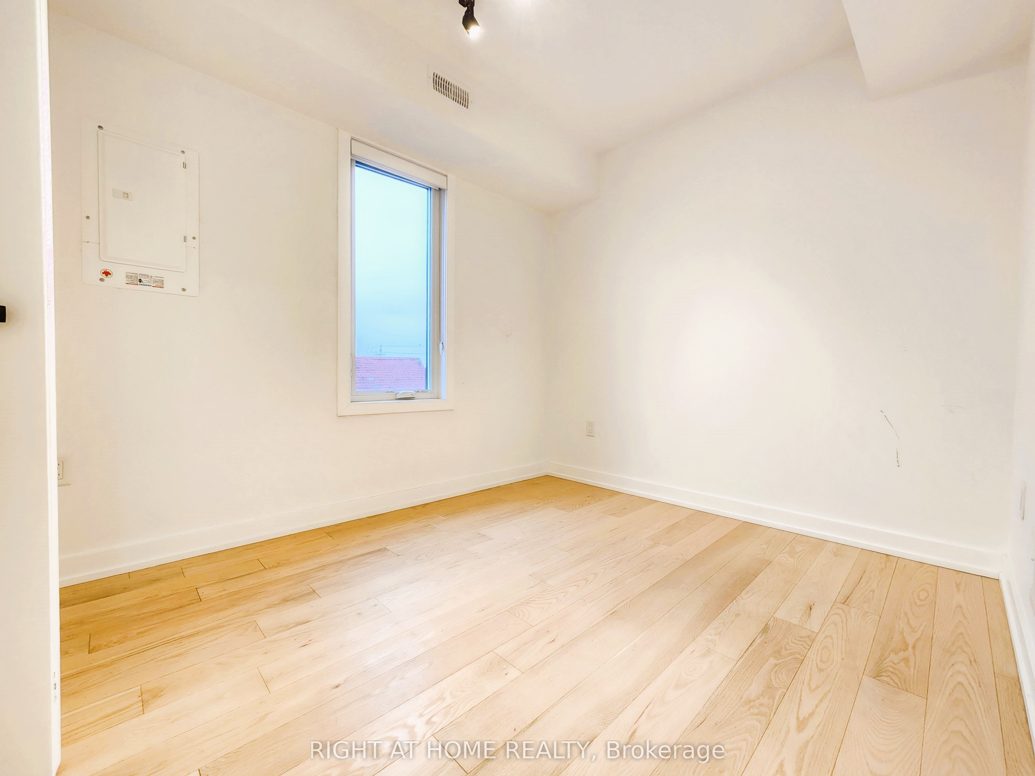 106 Lappin Avenue 4 Property Photo 10