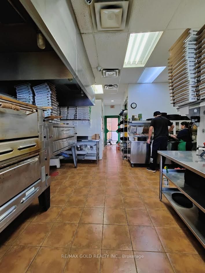 #unit 2 - 3180 Lakeshore Boulevard Property Photo 13