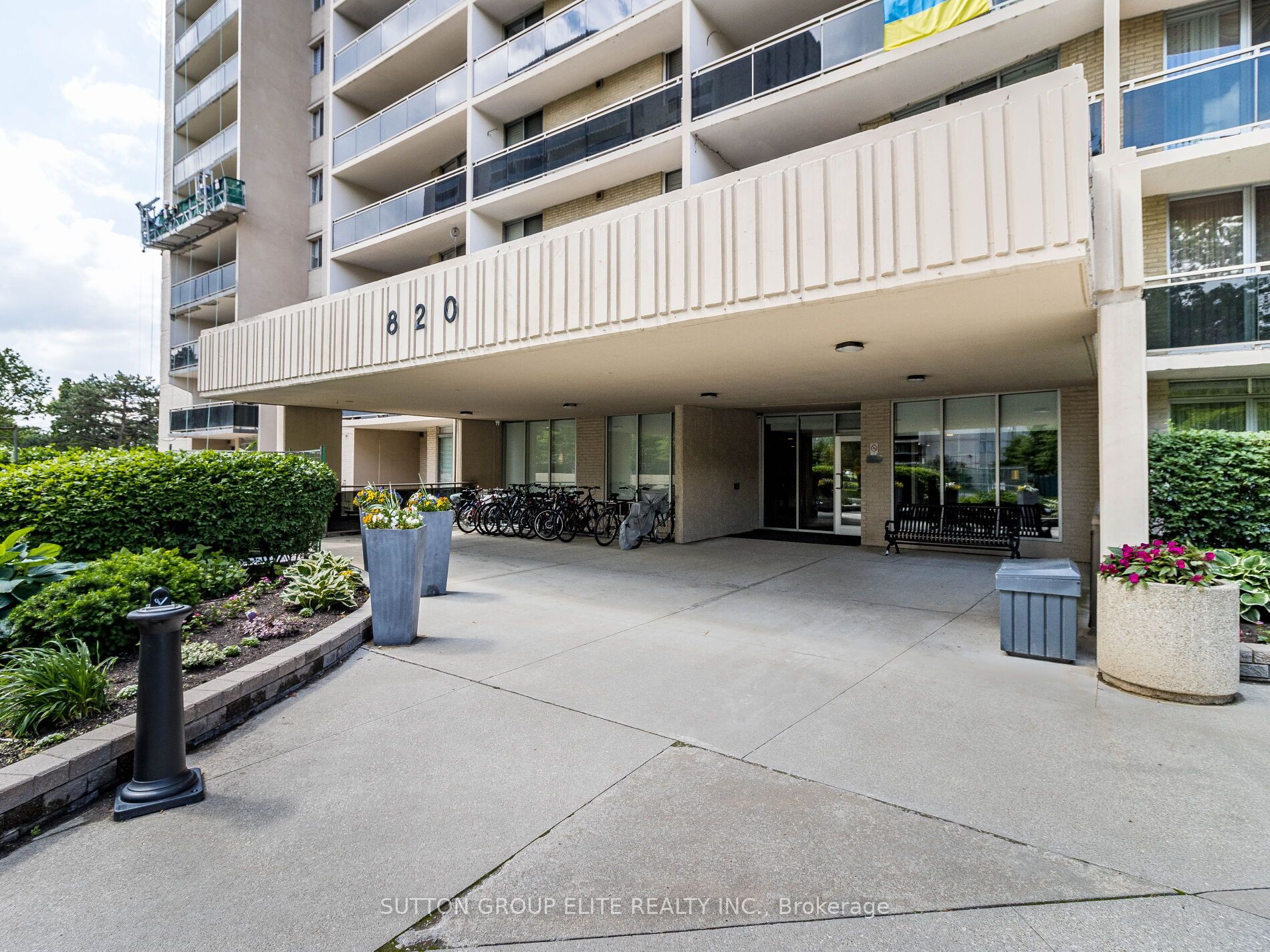 #1605 - 820 Burnhamthorpe Road Property Photo 1