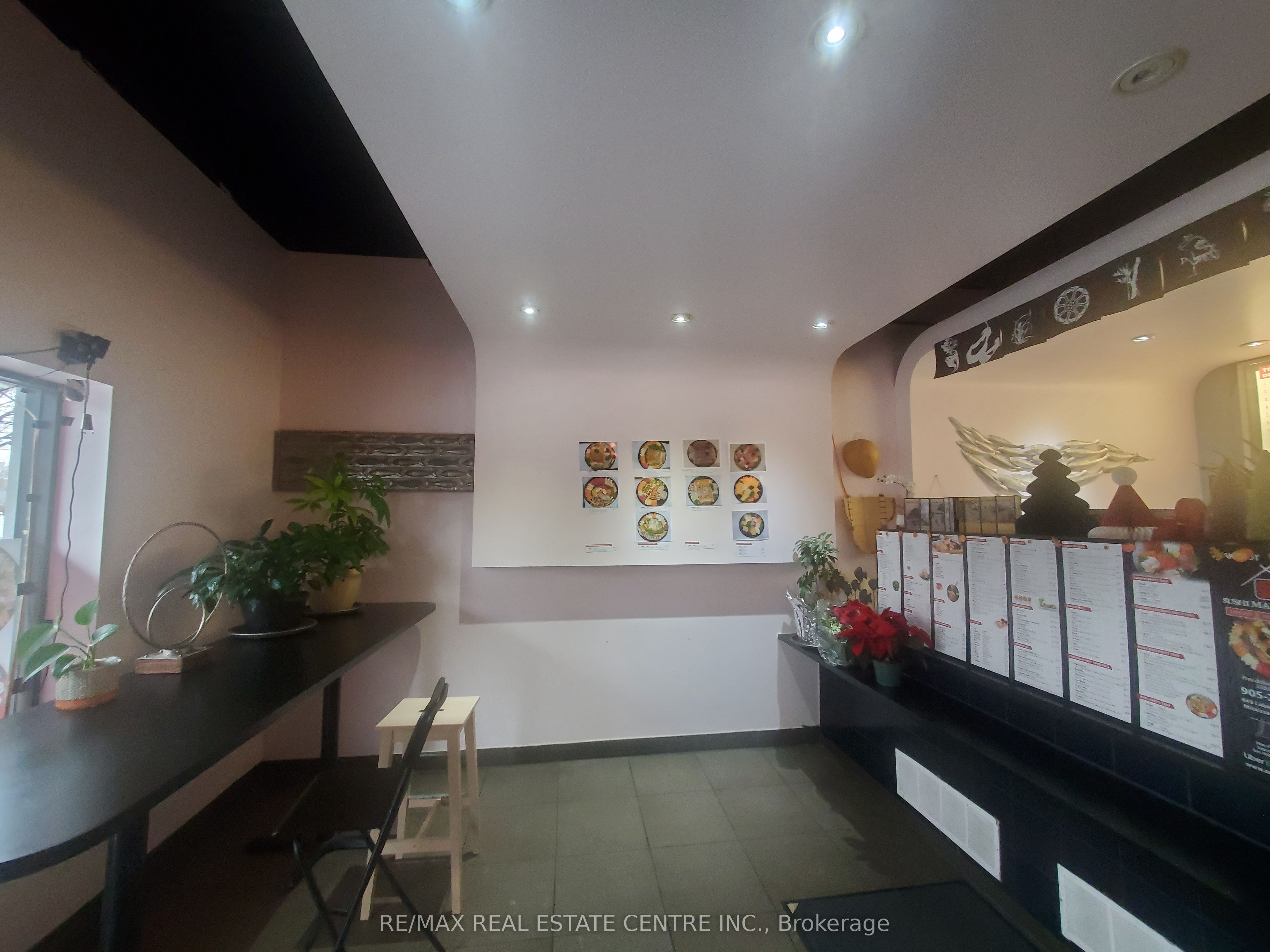 #4 - 645 Lakeshore Road Property Photo 3