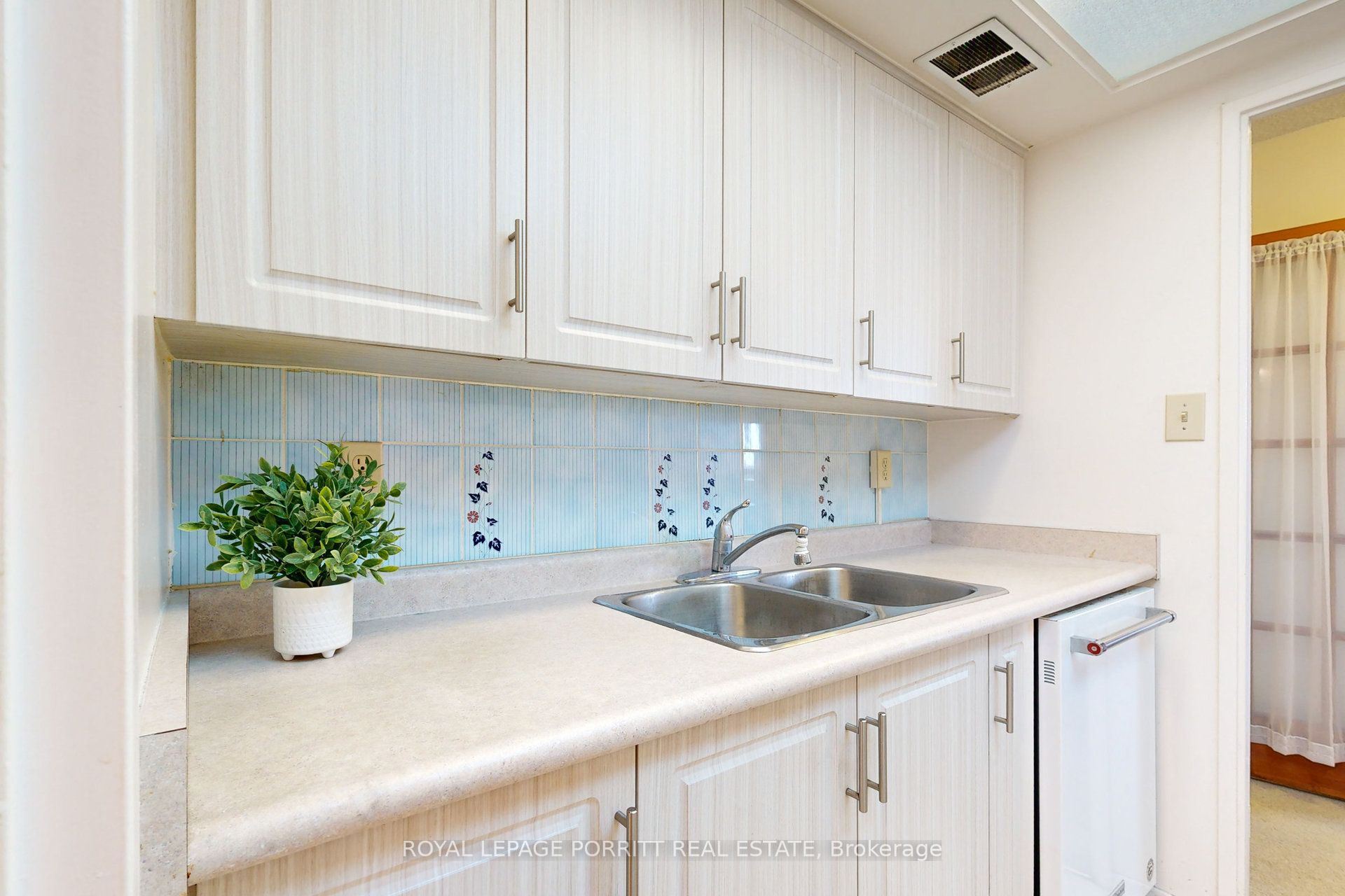 #510 - 1535 Lakeshore Road Property Photo 3