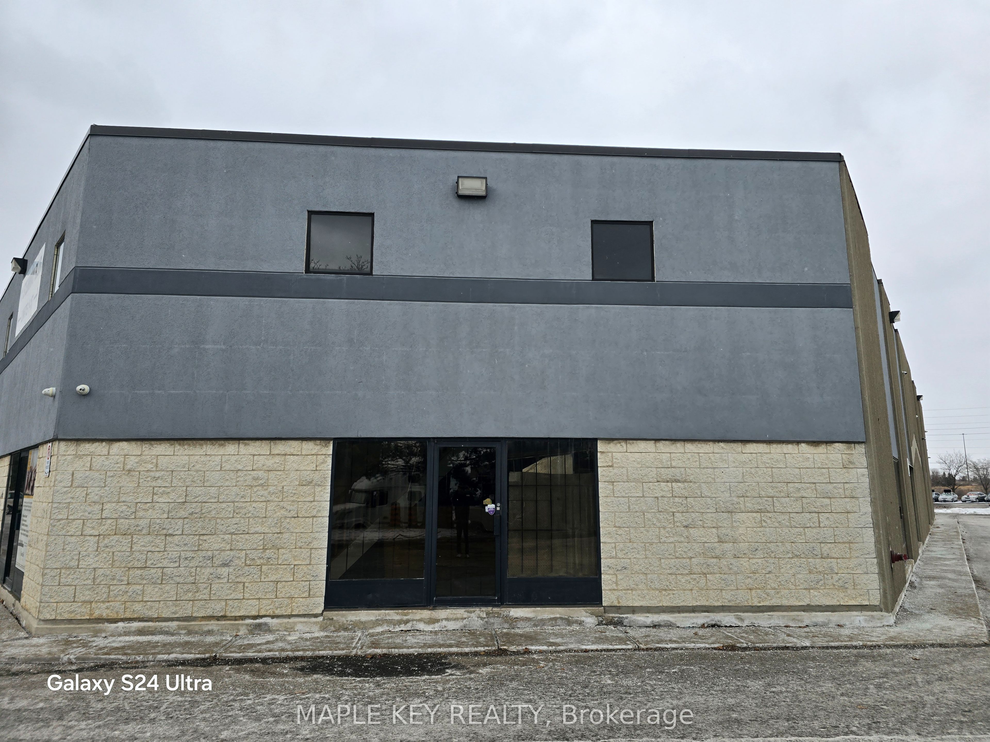#13 - 11 Steinway Boulevard Property Photo 3